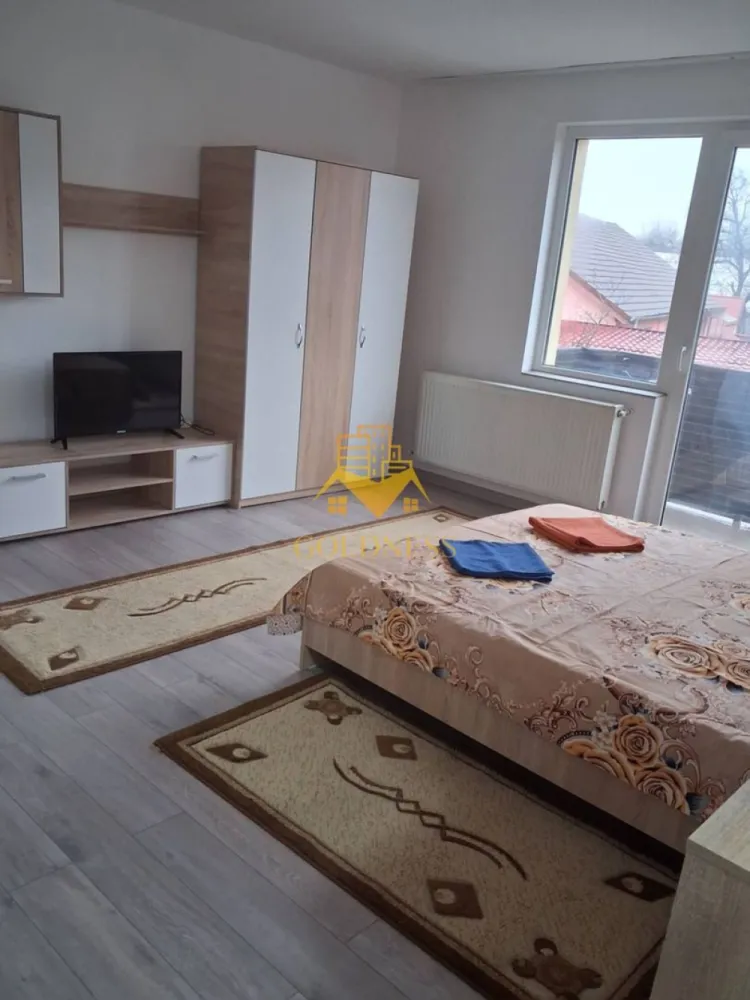 1 camera moderna, decomandata, parcare, Iris, Parcul Armatura - GOLDNESS Imobiliare vă propune spre închiriere un apartament cu 1 camera decomandata, complet mobilat și utilat, la etajul 2 într-un imobil de 3 etaje, în Cartierul Iris. Dispune de loc de parcare contracost 50 euro! Se află în apropierea stațiilor de transport în comun, magazine, restaurante, spații verzi, farmacii, etc. Apartamentul este compartimentat astfel: - dormitor cu pat matrimonial, dressing, noptiere - bucatarie open space complet utilată si mobilata, loc de servit masa - baie cu cada, calorifer port prosop și dulap pentru depozitare. - balcon 4 mp. Imobilul este dotat cu toate cele necesare- centrală proprie, mașină de spălat haine, frigider, aragaz, hotă, etc. Dacă sunteți interesați de acest apartament și doriți să îl vizionați, dar și pentru alte oferte nu ezitați să ne contactați telefonic sau prin e-mail. Vă stăm la dispoziție! Pentru intermediere se percepe un comision de 50% din prețul chiriei! }}