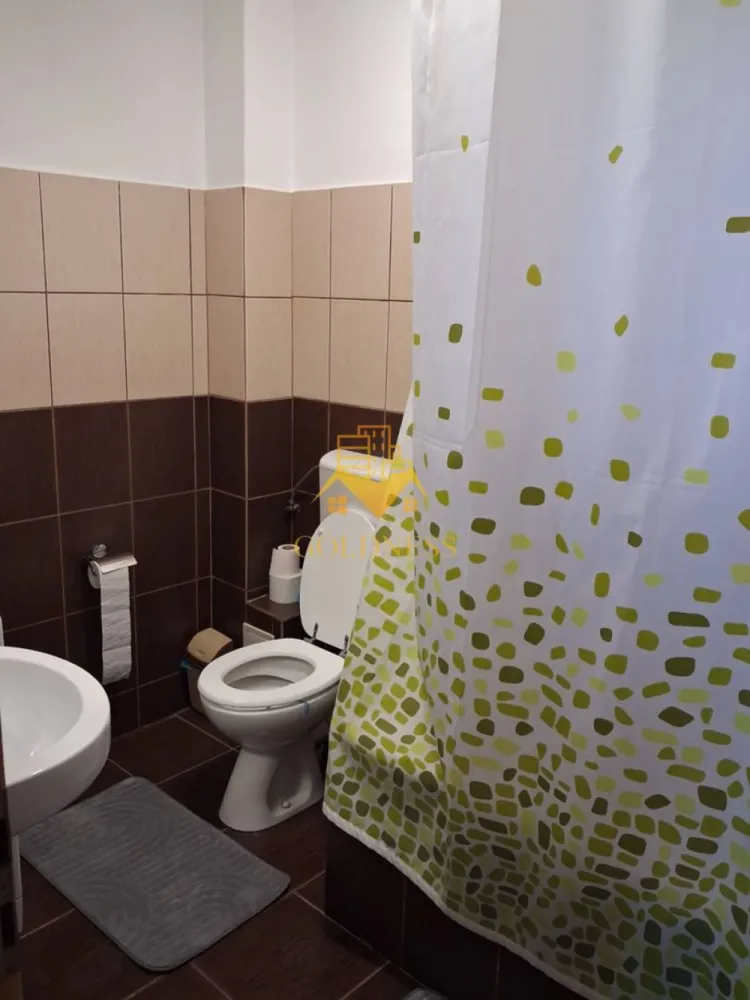 1 camera moderna, decomandata, parcare, Iris, Parcul Armatura - GOLDNESS Imobiliare vă propune spre închiriere un apartament cu 1 camera decomandata, complet mobilat și utilat, la etajul 2 într-un imobil de 3 etaje, în Cartierul Iris. Dispune de loc de parcare contracost 50 euro! Se află în apropierea stațiilor de transport în comun, magazine, restaurante, spații verzi, farmacii, etc. Apartamentul este compartimentat astfel: - dormitor cu pat matrimonial, dressing, noptiere - bucatarie open space complet utilată si mobilata, loc de servit masa - baie cu cada, calorifer port prosop și dulap pentru depozitare. - balcon 4 mp. Imobilul este dotat cu toate cele necesare- centrală proprie, mașină de spălat haine, frigider, aragaz, hotă, etc. Dacă sunteți interesați de acest apartament și doriți să îl vizionați, dar și pentru alte oferte nu ezitați să ne contactați telefonic sau prin e-mail. Vă stăm la dispoziție! Pentru intermediere se percepe un comision de 50% din prețul chiriei! }}