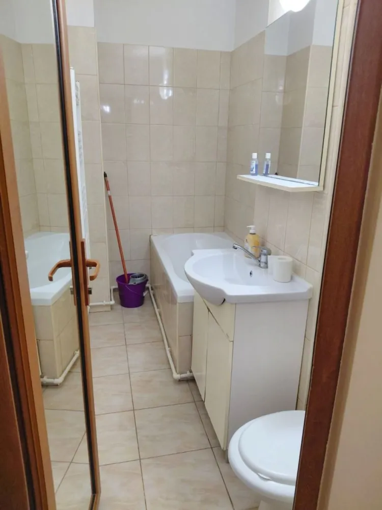 De vanzare apartament cu o camera Mazepa 1, 52.000 euro - Vă propunem spre vânzare un apartament cu o cameră, situat în cartierul Mazepa 1, una dintre cele mai apreciate zone rezidențiale din Galați. Amplasat la parterul unui bloc cu 4 etaje, construit în anul 1985, apartamentul este potrivit atât pentru locuit, cât și pentru investiție, datorită poziționării excelente.
Cu o suprafață utilă de 28 mp, locuința este bine compartimentată, luminoasă și se vinde complet mobilată și utilată, fiind pregătită pentru mutare imediată. Dispune de centrală termică proprie, oferind confort și costuri reduse de întreținere.
Zona este un mare avantaj al acestei proprietăți, având în imediata apropiere Școala Nr. 28, Piața Ancora, magazine, farmacii, mijloace de transport în comun și toate facilitățile necesare unui stil de viață confortabil.
Caracteristici:
- Mazepa 1
- Parter din 4 etaje
- Bloc construit în 1985
- Suprafață utilă: 28 mp
- Complet mobilat și utilat
- Centrală termică proprie
- Ideal pentru locuit sau investiție
Preț de vânzare: 52.000 Euro
Pentru informații suplimentare și programarea unei vizionări:
Liliana Ene – Consilier Imobiliar MAG INVEST
Telefon: 0746 252 252