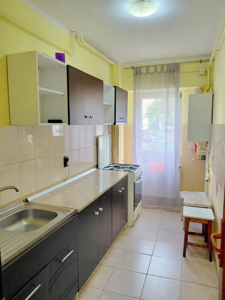 De vanzare apartament cu o camera Mazepa 1, 52.000 euro - Vă propunem spre vânzare un apartament cu o cameră, situat în cartierul Mazepa 1, una dintre cele mai apreciate zone rezidențiale din Galați. Amplasat la parterul unui bloc cu 4 etaje, construit în anul 1985, apartamentul este potrivit atât pentru locuit, cât și pentru investiție, datorită poziționării excelente.
Cu o suprafață utilă de 28 mp, locuința este bine compartimentată, luminoasă și se vinde complet mobilată și utilată, fiind pregătită pentru mutare imediată. Dispune de centrală termică proprie, oferind confort și costuri reduse de întreținere.
Zona este un mare avantaj al acestei proprietăți, având în imediata apropiere Școala Nr. 28, Piața Ancora, magazine, farmacii, mijloace de transport în comun și toate facilitățile necesare unui stil de viață confortabil.
Caracteristici:
- Mazepa 1
- Parter din 4 etaje
- Bloc construit în 1985
- Suprafață utilă: 28 mp
- Complet mobilat și utilat
- Centrală termică proprie
- Ideal pentru locuit sau investiție
Preț de vânzare: 52.000 Euro
Pentru informații suplimentare și programarea unei vizionări:
Liliana Ene – Consilier Imobiliar MAG INVEST
Telefon: 0746 252 252