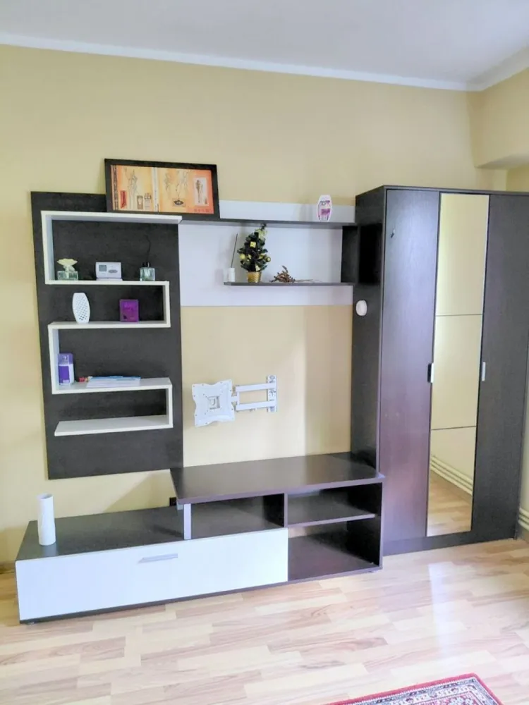 De vanzare apartament cu o camera Mazepa 1, 52.000 euro - Vă propunem spre vânzare un apartament cu o cameră, situat în cartierul Mazepa 1, una dintre cele mai apreciate zone rezidențiale din Galați. Amplasat la parterul unui bloc cu 4 etaje, construit în anul 1985, apartamentul este potrivit atât pentru locuit, cât și pentru investiție, datorită poziționării excelente.
Cu o suprafață utilă de 28 mp, locuința este bine compartimentată, luminoasă și se vinde complet mobilată și utilată, fiind pregătită pentru mutare imediată. Dispune de centrală termică proprie, oferind confort și costuri reduse de întreținere.
Zona este un mare avantaj al acestei proprietăți, având în imediata apropiere Școala Nr. 28, Piața Ancora, magazine, farmacii, mijloace de transport în comun și toate facilitățile necesare unui stil de viață confortabil.
Caracteristici:
- Mazepa 1
- Parter din 4 etaje
- Bloc construit în 1985
- Suprafață utilă: 28 mp
- Complet mobilat și utilat
- Centrală termică proprie
- Ideal pentru locuit sau investiție
Preț de vânzare: 52.000 Euro
Pentru informații suplimentare și programarea unei vizionări:
Liliana Ene – Consilier Imobiliar MAG INVEST
Telefon: 0746 252 252