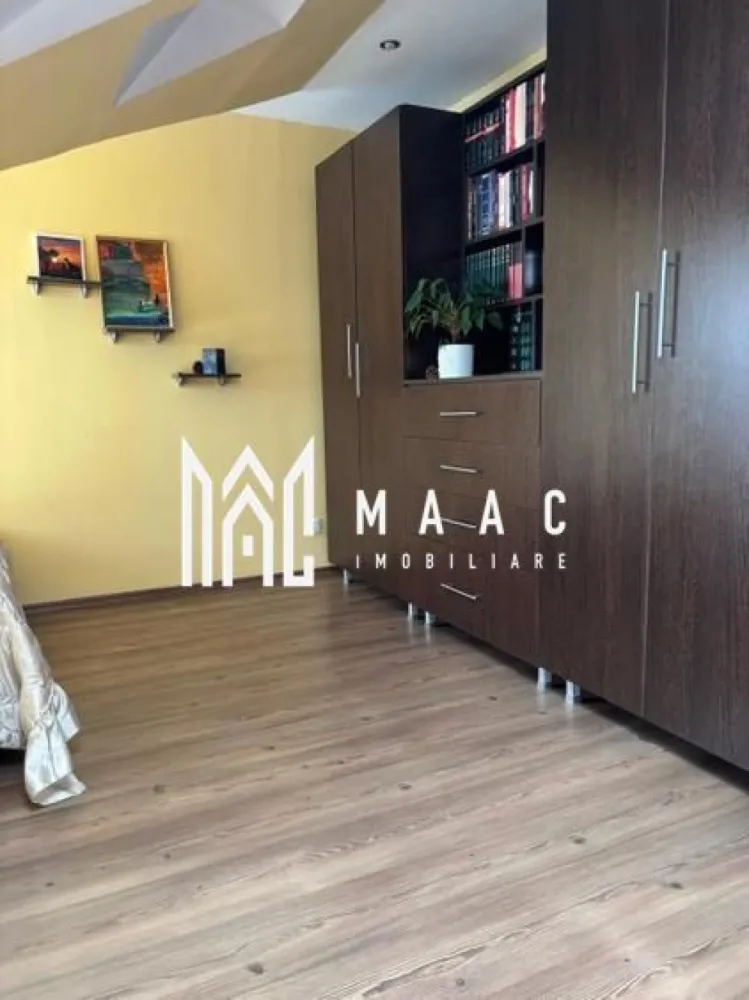 Apartament 3 camere | 80 Mp | Rahovei Sibiu - MAAC Imobiliare vă propune spre vânzare, un apartament spațios și luminos, cu o suprafață utilă de 80 mp (93 mp construiți), situat la etajul 5 într-un imobil. Avantaje majore: Apartament complet mobilat și utilat, disponibil imediat pentru mutare; Locație excelentă: la 5 minute de mers pe jos de școli, grădinițe și creșă; În apropiere: piața Rahovei, hipermarketuri, Promenada Mall (10 min), parcul Subarini; Stație de autobuz la doar 2 minute; Locuri de parcare disponibile în orice moment al zilei. Compartimentare: Living cu bucătărie open-space; 2 dormitoare; Birou / spațiu de studiu; Baie spațioasă cu fereastră pentru aerisire. Finisaje și dotări: Ușă metalică la intrare, uși interioare celulare; Tâmplărie PVC cu geam termopan; Pereți: vopsea lavabilă + faianță în baie și bucătărie; Podele: parchet și gresie; Exterior termoizolat. Utilități și echipamente: Bucătărie: mobilată integral MDF, complet utilată (aragaz, hotă, frigider, mașină de spălat vase, congelator); Living: TV, canapea, mobilier complet; Baie: mobilier + mașină de spălat rufe; Toate camerele complet mobilate și echipate; Utilități: curent, gaz, apă, canalizare, fibră optică (internet + TV), interfon; Încălzire cu centrală proprie și calorifere; contorizare separată pentru toate utilitățile. Pentru mai multe detalii sau pentru programarea unei vizionări, vă rugăm să menționați ID:CP2744948 }}