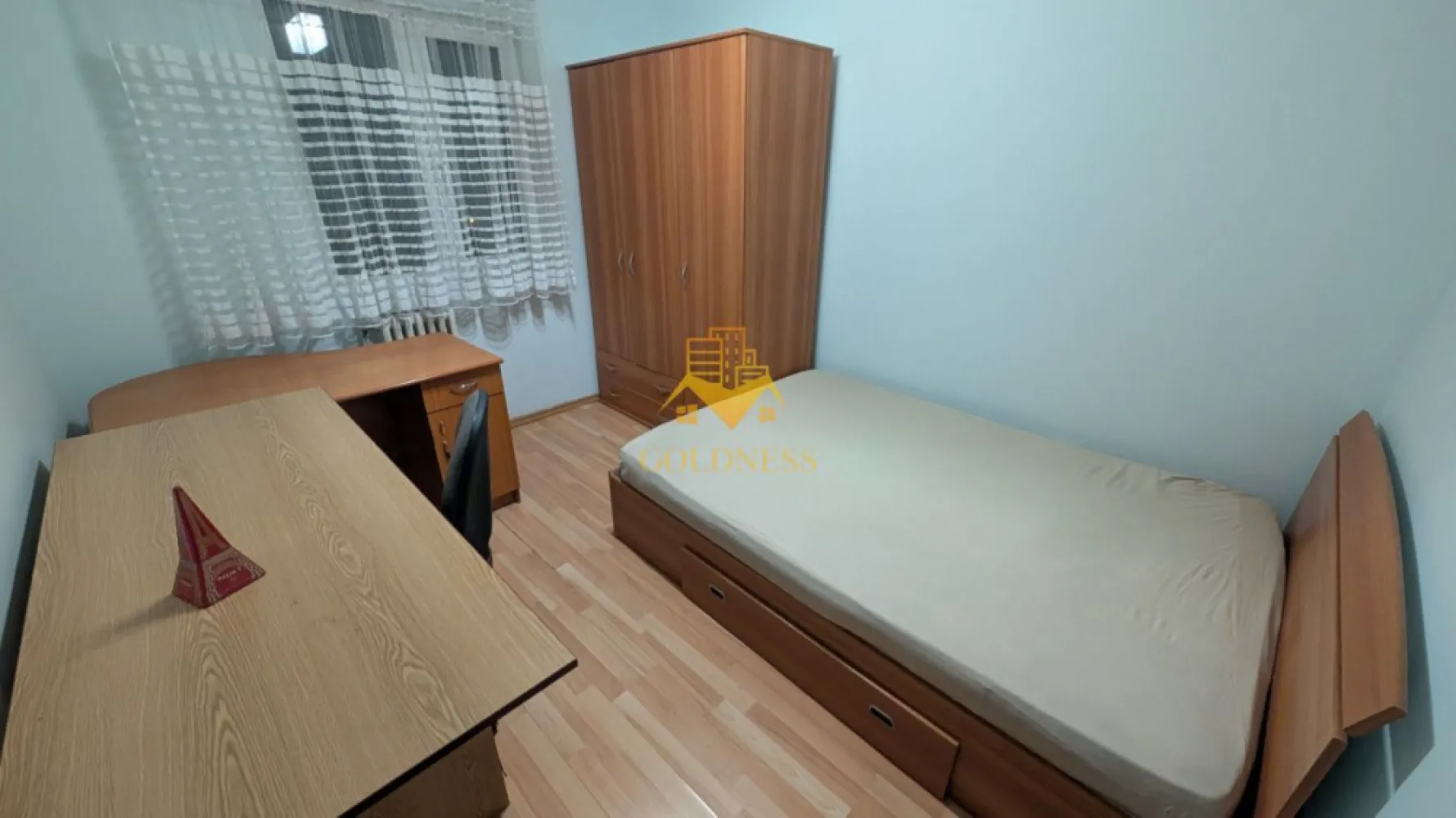 3 camere, semidecomandate, Manastur Zona Mehedinti, BIG, Izlazului - GOLDNESS Imobiliare vă propune spre închiriere un apartament decomandat cu 3 camere complet mobilat și utilat, la etajul 3 într-un imobil de 4 etaje, în Mănăștur, în apropierea stațiilor de transport, Big, și Toskana.
Se află în apropierea stațiilor de transport în comun, magazine, restaurante, spații verzi, farmacii, etc.
Apartamentul este compartimentat astfel:
 * dormitor cu dressing, pat matrimonial și birou
 * dormitor cu birou, dressing și pat matrimonial
 * living cu colțar, TV și comodă TV
 * bucătărie open space complet utilată și mobilată cu aragaz, frigider, hotă și cuptor
 * baie complet utilată cu cabină de duș, calorifer port prosop și dulap pentru depozitare.
Imobilul este dotat cu centrală proprie, mașină de spălat haine, etc.
Dacă sunteți interesați de acest apartament și doriți să îl vizionați, dar și pentru alte oferte nu ezitați să ne contactați telefonic sau prin e-mail. Vă stăm la dispoziție!
Pentru intermediere se percepe un comision de 50% din prețul chiriei!