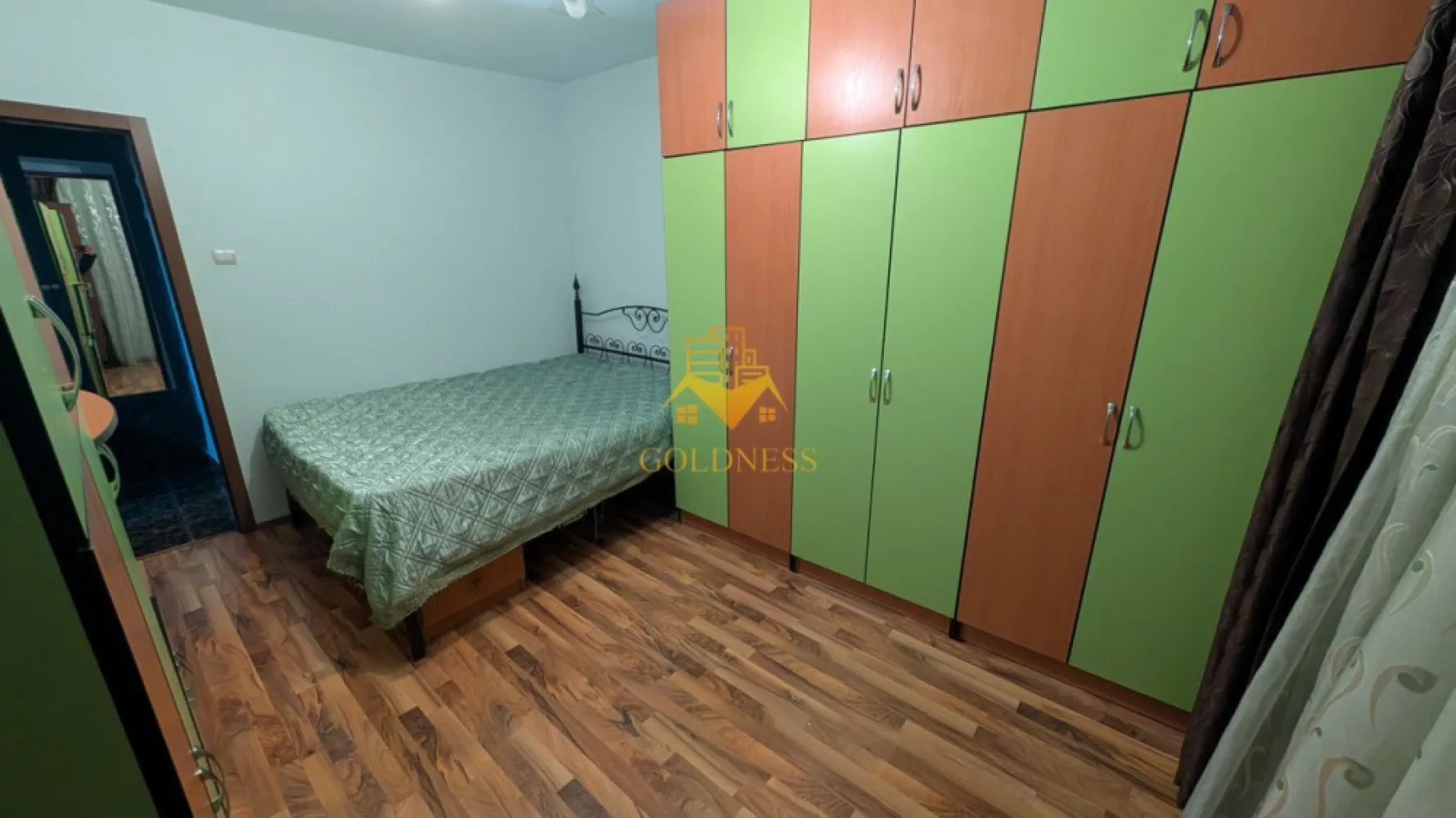3 camere, semidecomandate, Manastur Zona Mehedinti, BIG, Izlazului - GOLDNESS Imobiliare vă propune spre închiriere un apartament decomandat cu 3 camere complet mobilat și utilat, la etajul 3 într-un imobil de 4 etaje, în Mănăștur, în apropierea stațiilor de transport, Big, și Toskana.
Se află în apropierea stațiilor de transport în comun, magazine, restaurante, spații verzi, farmacii, etc.
Apartamentul este compartimentat astfel:
 * dormitor cu dressing, pat matrimonial și birou
 * dormitor cu birou, dressing și pat matrimonial
 * living cu colțar, TV și comodă TV
 * bucătărie open space complet utilată și mobilată cu aragaz, frigider, hotă și cuptor
 * baie complet utilată cu cabină de duș, calorifer port prosop și dulap pentru depozitare.
Imobilul este dotat cu centrală proprie, mașină de spălat haine, etc.
Dacă sunteți interesați de acest apartament și doriți să îl vizionați, dar și pentru alte oferte nu ezitați să ne contactați telefonic sau prin e-mail. Vă stăm la dispoziție!
Pentru intermediere se percepe un comision de 50% din prețul chiriei!