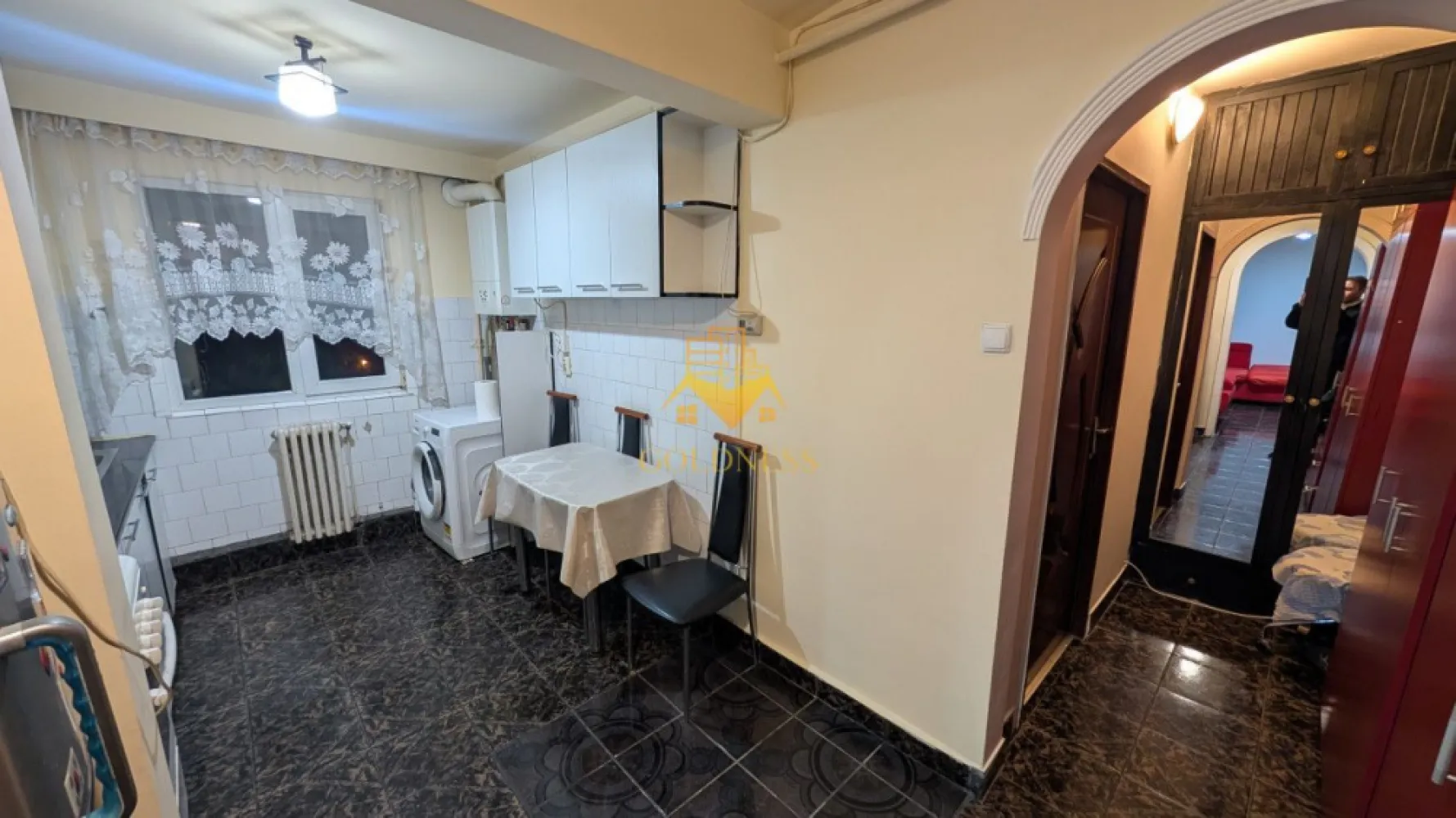 3 camere, semidecomandate, Manastur Zona Mehedinti, BIG, Izlazului - GOLDNESS Imobiliare vă propune spre închiriere un apartament decomandat cu 3 camere complet mobilat și utilat, la etajul 3 într-un imobil de 4 etaje, în Mănăștur, în apropierea stațiilor de transport, Big, și Toskana.
Se află în apropierea stațiilor de transport în comun, magazine, restaurante, spații verzi, farmacii, etc.
Apartamentul este compartimentat astfel:
 * dormitor cu dressing, pat matrimonial și birou
 * dormitor cu birou, dressing și pat matrimonial
 * living cu colțar, TV și comodă TV
 * bucătărie open space complet utilată și mobilată cu aragaz, frigider, hotă și cuptor
 * baie complet utilată cu cabină de duș, calorifer port prosop și dulap pentru depozitare.
Imobilul este dotat cu centrală proprie, mașină de spălat haine, etc.
Dacă sunteți interesați de acest apartament și doriți să îl vizionați, dar și pentru alte oferte nu ezitați să ne contactați telefonic sau prin e-mail. Vă stăm la dispoziție!
Pentru intermediere se percepe un comision de 50% din prețul chiriei!