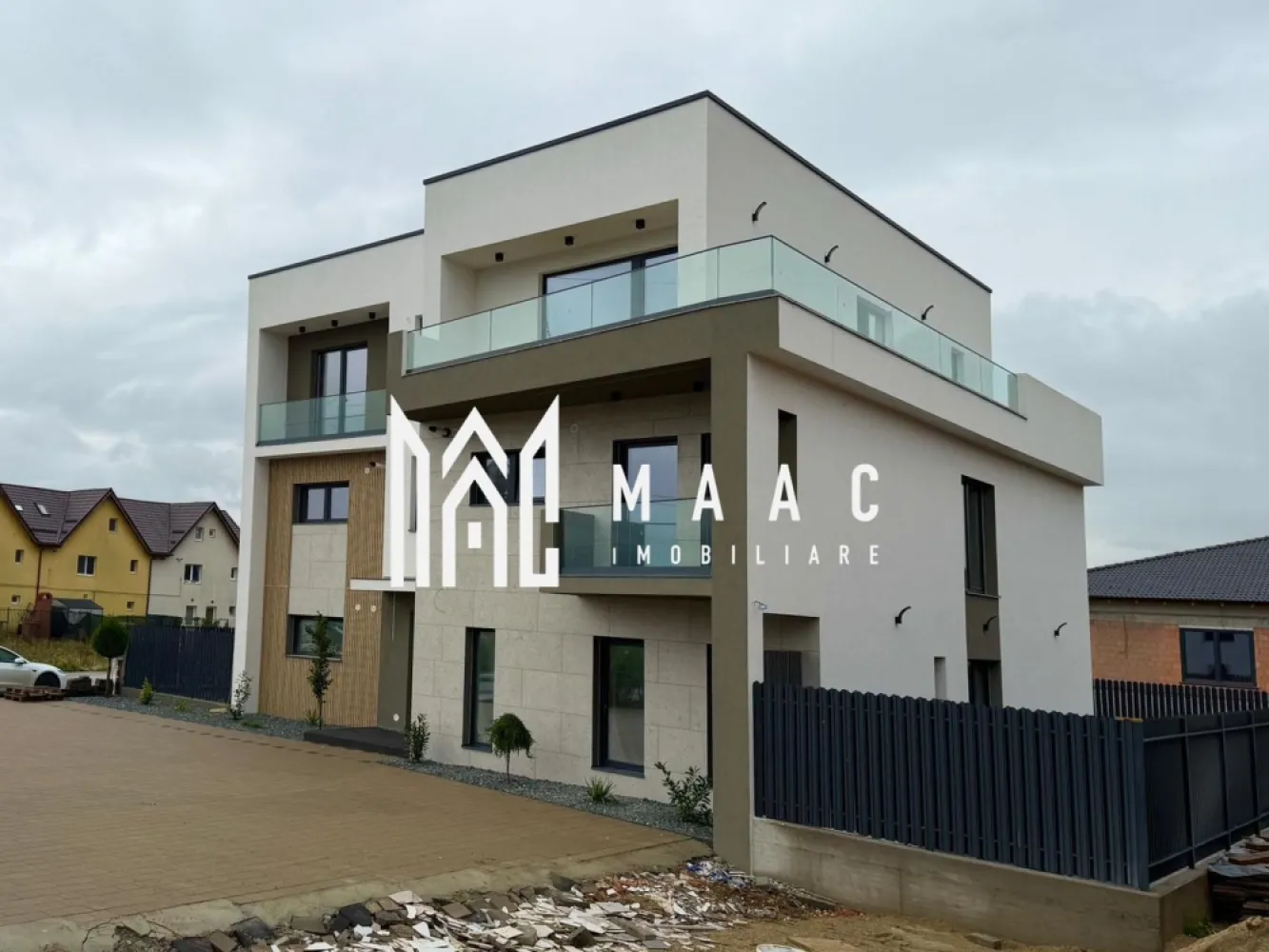 Apartament 3 Camere Spațios I Etaj 1 I 79 mp I 2 băi I Parcare I Arhitecților - MAAC Imobiliare vă propune spre vânzare un apartament modern cu 3 camere, situat la etajul 1 al unui imobil boutique cu doar 4 unități locative, amplasat în Cartierul Arhitecților – una dintre cele mai dinamice și apreciate zone rezidențiale din proximitatea Sibiului. Proprietatea se remarcă prin compartimentarea eficientă, spațiile luminoase și finisajele de calitate, fiind ideală pentru familii sau pentru cei care își doresc un apartament modern într-o zonă liniștită, cu acces rapid către oraș. Comision 0 pentru cumpărător. Detalii apartament Suprafață utilă: 79 mp Balcon: 5 mp 3 camere: living + 2 dormitoare 2 băi Living spațios cu bucătărie open-space Compartimentare practică și luminoasă 2 locuri de parcare incluse Apartamentul se predă la cheie, cu finisaje premium și materiale de calitate superioară. Predare in Septembrie 2026. Dotări și facilități ale imobilului Încălzire în pardoseală Centrală termică în condensare Bosch Geamuri termopan cu 3 garnituri pentru izolare termică și fonică superioară Izolație exterioară cu vată bazaltică de 10 cm Sistem de supraveghere video 24/7 Balustrade din sticlă securizată Balcoane și terase hidroizolate Iluminat exterior ambiental Apartamentul este situat într-o zonă rezidențială liniștită, aflată în plină dezvoltare, cu acces rapid către Sibiu. Cartierul Arhitecților este preferat de familii datorită comunității moderne, infrastructurii în dezvoltare și proximității față de oraș. Această proprietate reprezintă o alegere ideală pentru cei care își doresc un apartament modern, bine compartimentat și situat într-o zonă rezidențială apreciată. Pentru mai multe informații sau pentru programarea unei vizionări, vă rugăm să ne contactați și să menționați ID-ul proprietății: CP2963043.