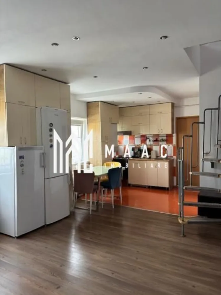 Apartament 3 camere | 80 Mp | Rahovei Sibiu - MAAC Imobiliare vă propune spre vânzare, un apartament spațios și luminos, cu o suprafață utilă de 80 mp (93 mp construiți), situat la etajul 5 într-un imobil. Avantaje majore: Apartament complet mobilat și utilat, disponibil imediat pentru mutare; Locație excelentă: la 5 minute de mers pe jos de școli, grădinițe și creșă; În apropiere: piața Rahovei, hipermarketuri, Promenada Mall (10 min), parcul Subarini; Stație de autobuz la doar 2 minute; Locuri de parcare disponibile în orice moment al zilei. Compartimentare: Living cu bucătărie open-space; 2 dormitoare; Birou / spațiu de studiu; Baie spațioasă cu fereastră pentru aerisire. Finisaje și dotări: Ușă metalică la intrare, uși interioare celulare; Tâmplărie PVC cu geam termopan; Pereți: vopsea lavabilă + faianță în baie și bucătărie; Podele: parchet și gresie; Exterior termoizolat. Utilități și echipamente: Bucătărie: mobilată integral MDF, complet utilată (aragaz, hotă, frigider, mașină de spălat vase, congelator); Living: TV, canapea, mobilier complet; Baie: mobilier + mașină de spălat rufe; Toate camerele complet mobilate și echipate; Utilități: curent, gaz, apă, canalizare, fibră optică (internet + TV), interfon; Încălzire cu centrală proprie și calorifere; contorizare separată pentru toate utilitățile. Pentru mai multe detalii sau pentru programarea unei vizionări, vă rugăm să menționați ID:CP2744948 }}