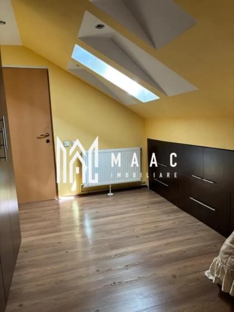 Apartament 3 camere | 80 Mp | Rahovei Sibiu - MAAC Imobiliare vă propune spre vânzare, un apartament spațios și luminos, cu o suprafață utilă de 80 mp (93 mp construiți), situat la etajul 5 într-un imobil. Avantaje majore: Apartament complet mobilat și utilat, disponibil imediat pentru mutare; Locație excelentă: la 5 minute de mers pe jos de școli, grădinițe și creșă; În apropiere: piața Rahovei, hipermarketuri, Promenada Mall (10 min), parcul Subarini; Stație de autobuz la doar 2 minute; Locuri de parcare disponibile în orice moment al zilei. Compartimentare: Living cu bucătărie open-space; 2 dormitoare; Birou / spațiu de studiu; Baie spațioasă cu fereastră pentru aerisire. Finisaje și dotări: Ușă metalică la intrare, uși interioare celulare; Tâmplărie PVC cu geam termopan; Pereți: vopsea lavabilă + faianță în baie și bucătărie; Podele: parchet și gresie; Exterior termoizolat. Utilități și echipamente: Bucătărie: mobilată integral MDF, complet utilată (aragaz, hotă, frigider, mașină de spălat vase, congelator); Living: TV, canapea, mobilier complet; Baie: mobilier + mașină de spălat rufe; Toate camerele complet mobilate și echipate; Utilități: curent, gaz, apă, canalizare, fibră optică (internet + TV), interfon; Încălzire cu centrală proprie și calorifere; contorizare separată pentru toate utilitățile. Pentru mai multe detalii sau pentru programarea unei vizionări, vă rugăm să menționați ID:CP2744948 }}