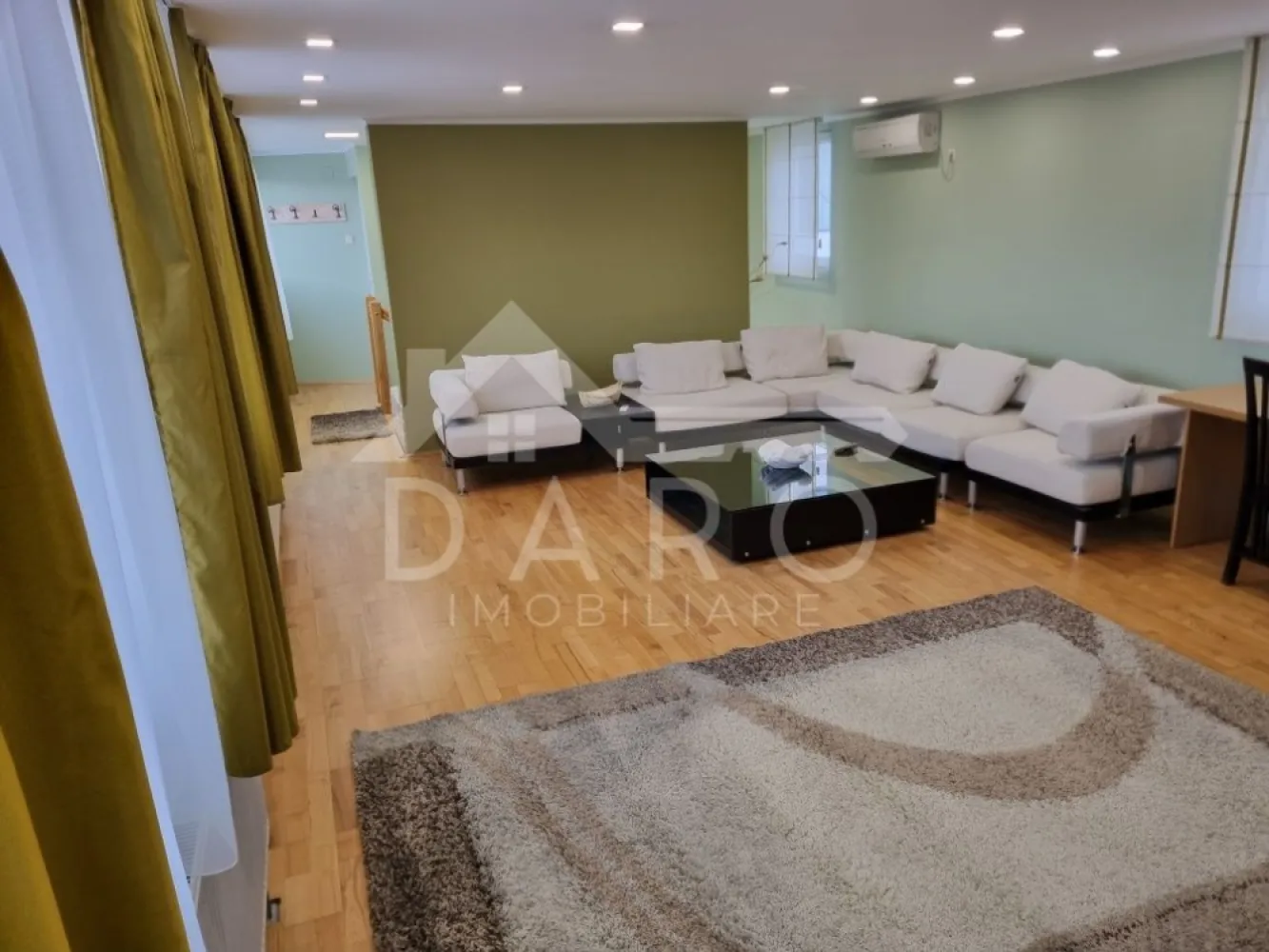 🏡 Apartament de închiriat – 3 camere | 140 mp | Piața Teatrului - 🏡 Apartament de închiriat – 3 camere | 140 mp | Piața Teatrului | 700 € DARO IMOBILIARE oferă spre închiriere un apartament spațios, elegant și modern, situat chiar în zona 0 a orașului Târgu Mureș, în Piața Teatrului Național, într-o clădire tip vilă. O locuință ideală pentru cei care își doresc confort, spațiu și acces rapid la toate punctele importante ale orașului. 💰 Chirie: 700 €/lună 📐 Suprafață: 140 mp ✔ apartament foarte luminos ✔ clădire tip vilă ✔ închiriere pe termen lung Compartimentare: ✔ living spațios și luminos ✔ 2 dormitoare primitoare ✔ bucătărie ✔ 2 băi moderne – una cu cadă, una cu duș tip rigolă Dotări și utilități: ✔ mobilat și utilat modern ✔ centrală termică proprie ✔ aer condiționat ✔ ferestre mari și lumină naturală abundentă Avantaje: 📍 locație ultracentrală – Piața Teatrului 📍 aproape de universități, instituții, restaurante și magazine 📍 acces rapid la transport public 📍 ideal pentru familie, studenți sau persoane în delegație 💎 Un apartament elegant, spațios și luminos, situat într-una dintre cele mai bune locații din Târgu Mureș. 🤝 Proprietate promovată prin DARO Imobiliare 💳 Pentru achiziție, prin Kiwi Finance beneficiezi de: ✔ analiză GRATUITĂ a eligibilității ✔ acces la oferte de la peste 12 bănci ✔ negocierea dobânzii în favoarea ta ✔ suport complet până la semnarea contractului 📞 Detalii și vizionări: Coman Maria – DARO Imobiliare & Kiwi Finance 📱 0749 535 729 🔑 DARO Imobiliare – găsim proprietatea potrivită. 💳 Kiwi Finance – obținem creditul pentru a o cumpăra.