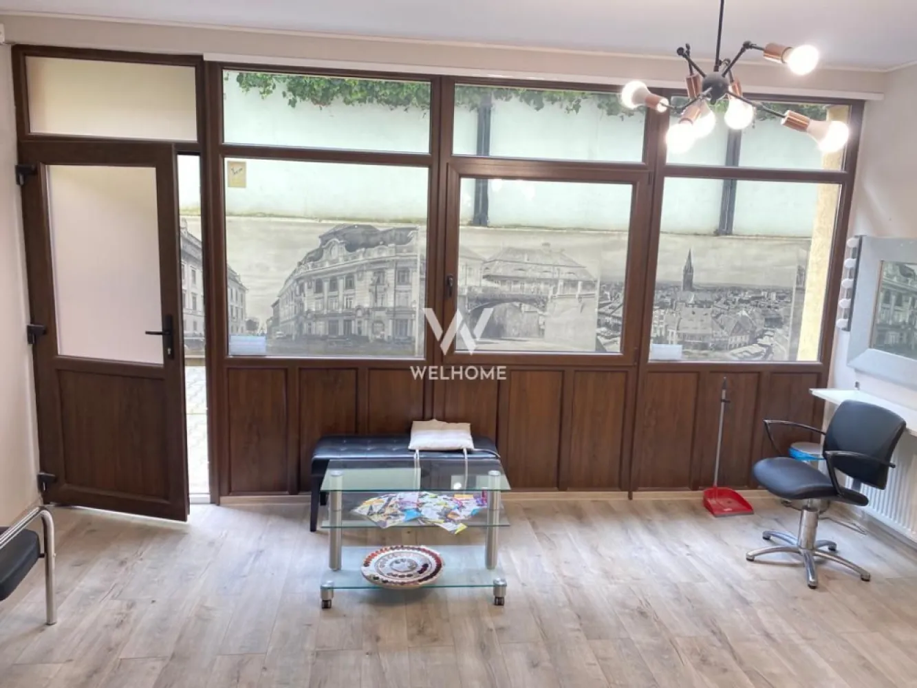 Spatiu Comercial 70 mp dotat salon infrumusetare - Central -Sibiu - Spatiu comercial de inchiriat - zona Golden Tulip - Sibiu Spatiul se afla la parterul unui imobil, in zona de blocuri, trafic auto si pietonal - Deschidere la strada secundara -Suprafata utila spatiu 70 mp, - Suprafata vitrata - 3 camere, grup sanitar, chicineta - Racordat la toate utilitatile - Locuri de parcare in strada - Amenajat si dotat salon de infrumusetare - Pretabil pentru servicii, birouri, etc. - Disponibil imediat Chirie lunara: 700 euro. Comision client 1 chirie lunara. Tel: 0753277310