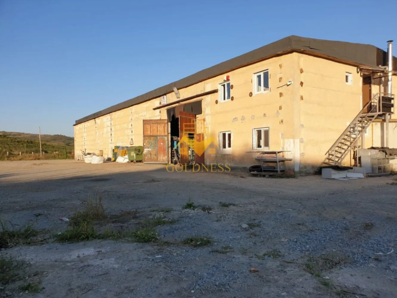 Hala industriala Dej cu platforma betonata curent trifazi - GOLDNESS Imobiliare vă propune spre închiriere o hală industrială ideală pentru orice domeniu de activitate (spațiu comercial, producție, depozitare, activități logistice, etc), construită pe structură din PVC , localizată în localitatea Dej , județul Cluj . Suprafața totală de 6.050 m², compusă din zonă de depozitare de 1.086 m² și zonă de birouri compusă din 2 birouri, 2 spații sanitare (băi) în suprafața de aproximativ 30 m². Hala beneficiază de toate utilitățile necesare: apă curentă, canal, gaz, alimentare cu energie electrică (220 380v) cu contorizare separată, hidranți interiori si exteriori, iluminat led, sistem de încălzire cu centrală pe lemne. Are înălțimea de 6m la coamă și 4,5m sub grindă, cu pardoseală rezistentă. Hala este dotată cu sistem de supraveghere video și alarmă. Hala dispune de o intrare. Acces TIR, curte generoasă betonată, tâmplărie PVC, cu geamuri termopan, atât la interior cât și la exterior. Cu acces rapid la strada națională la ieșirea din orașul Dej spre Cluj Napoca. Dacă vă interesează acestă ofertă, nu eziți să ne contactați telefonic sau prin e-mail - goldnessimobiliare@gmail.com . Vă stăm la dispoziție!