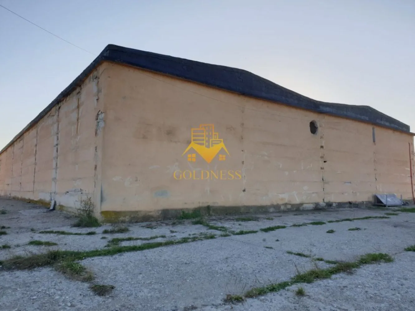 Hala industriala Dej cu platforma betonata curent trifazi - GOLDNESS Imobiliare vă propune spre închiriere o hală industrială ideală pentru orice domeniu de activitate (spațiu comercial, producție, depozitare, activități logistice, etc), construită pe structură din PVC , localizată în localitatea Dej , județul Cluj . Suprafața totală de 6.050 m², compusă din zonă de depozitare de 1.086 m² și zonă de birouri compusă din 2 birouri, 2 spații sanitare (băi) în suprafața de aproximativ 30 m². Hala beneficiază de toate utilitățile necesare: apă curentă, canal, gaz, alimentare cu energie electrică (220 380v) cu contorizare separată, hidranți interiori si exteriori, iluminat led, sistem de încălzire cu centrală pe lemne. Are înălțimea de 6m la coamă și 4,5m sub grindă, cu pardoseală rezistentă. Hala este dotată cu sistem de supraveghere video și alarmă. Hala dispune de o intrare. Acces TIR, curte generoasă betonată, tâmplărie PVC, cu geamuri termopan, atât la interior cât și la exterior. Cu acces rapid la strada națională la ieșirea din orașul Dej spre Cluj Napoca. Dacă vă interesează acestă ofertă, nu eziți să ne contactați telefonic sau prin e-mail - goldnessimobiliare@gmail.com . Vă stăm la dispoziție! }}