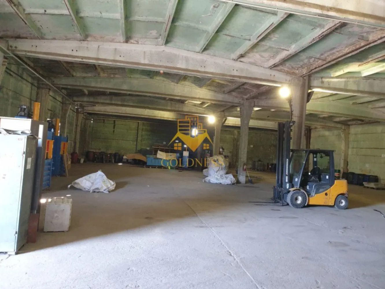 Hala industriala Dej cu platforma betonata curent trifazi - GOLDNESS Imobiliare vă propune spre închiriere o hală industrială ideală pentru orice domeniu de activitate (spațiu comercial, producție, depozitare, activități logistice, etc), construită pe structură din PVC , localizată în localitatea Dej , județul Cluj . Suprafața totală de 6.050 m², compusă din zonă de depozitare de 1.086 m² și zonă de birouri compusă din 2 birouri, 2 spații sanitare (băi) în suprafața de aproximativ 30 m². Hala beneficiază de toate utilitățile necesare: apă curentă, canal, gaz, alimentare cu energie electrică (220 380v) cu contorizare separată, hidranți interiori si exteriori, iluminat led, sistem de încălzire cu centrală pe lemne. Are înălțimea de 6m la coamă și 4,5m sub grindă, cu pardoseală rezistentă. Hala este dotată cu sistem de supraveghere video și alarmă. Hala dispune de o intrare. Acces TIR, curte generoasă betonată, tâmplărie PVC, cu geamuri termopan, atât la interior cât și la exterior. Cu acces rapid la strada națională la ieșirea din orașul Dej spre Cluj Napoca. Dacă vă interesează acestă ofertă, nu eziți să ne contactați telefonic sau prin e-mail - goldnessimobiliare@gmail.com . Vă stăm la dispoziție! }}