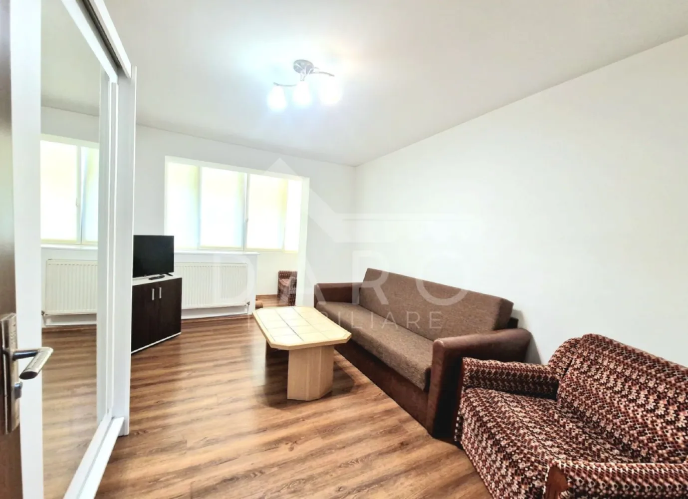 Inchiriez apartament cu doua camere in Cartierul Dambu - 🏡 Apartament 2 camere de închiriat – Tudor | Str. Ion Buteanu | Lângă Piața de zi DARO IMOBILIARE oferă spre închiriere un apartament primitor cu 2 camere complet decomandate, situat în cartierul Tudor, pe strada Ion Buteanu, chiar în spatele Pieței de zi – o zonă foarte apreciată pentru liniște și accesul rapid la toate facilitățile. ✔ apartament complet mobilat și utilat ✔ spațiu bine compartimentat și luminos ✔ ideal pentru locuire pe termen lung Compartimentare: ✔ 2 camere decomandate ✔ bucătărie ✔ baie ✔ hol ✔ cămară ✔ spații generoase de depozitare Dotări și utilități: ✔ centrală termică proprie ✔ geamuri termopan ✔ mobilier modern și funcțional ✔ bucătărie complet utilată Avantaje locație: 📍 cartier Tudor – zonă foarte căutată 📍 lângă Piața de zi 📍 aproape de școală, grădiniță și creșă 📍 stații de transport public în apropiere 📍 magazine, restaurante și spații de joacă în zonă 💎 Un apartament confortabil și bine organizat, ideal pentru studenți, cupluri sau familii care își doresc un cămin într-o zonă excelentă din Târgu Mureș. 🤝 Proprietate promovată prin DARO Imobiliare 💳 Pentru achiziție, prin Kiwi Finance beneficiezi de: ✔ analiză GRATUITĂ a eligibilității ✔ acces la oferte de la peste 12 bănci ✔ negocierea dobânzii în favoarea ta ✔ suport complet până la semnarea contractului 📞 Detalii și vizionări: Coman Maria – DARO Imobiliare & Kiwi Finance 📱 0749 535 729 🔑 DARO Imobiliare – găsim proprietatea potrivită. 💳 Kiwi Finance – obținem creditul pentru a o cumpăra.