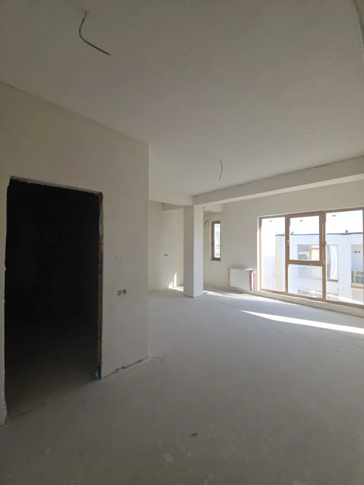 AP 2 CAMERE 48,7 MP UTILI + 5.5 BALCON - INTABULAT, BVD VASILE MILEA - Intabulat disponibil imediat, imobil locuit!DETALII SI VIZIONARI : 076 700 5000Apartament 2 camere luminos si spatios – 48.7 mp utili + 5.5 balcon GenerosSituat intr-o zona de interes ridicat, langa bvd Vasile Milea si Kaufland Selimbar, mall shopping city, lidl, zone de interes, &nbsp;2km pana in centrul orasului Sibiu !✅ Preț excelent: 80.000 €&nbsp;✅️ COMISION 0%✅ 54.2 mp utili&nbsp;✅ Intabulat – actele pregătite pentru vânzare✅ 1 loc de parcare exterior INCLUS in pret✅ Mutare imediată✅ Cartier locuit, acces rapid la bulevard, mall shopping city, Kaufland, lidl,școli și grădinițe. }}