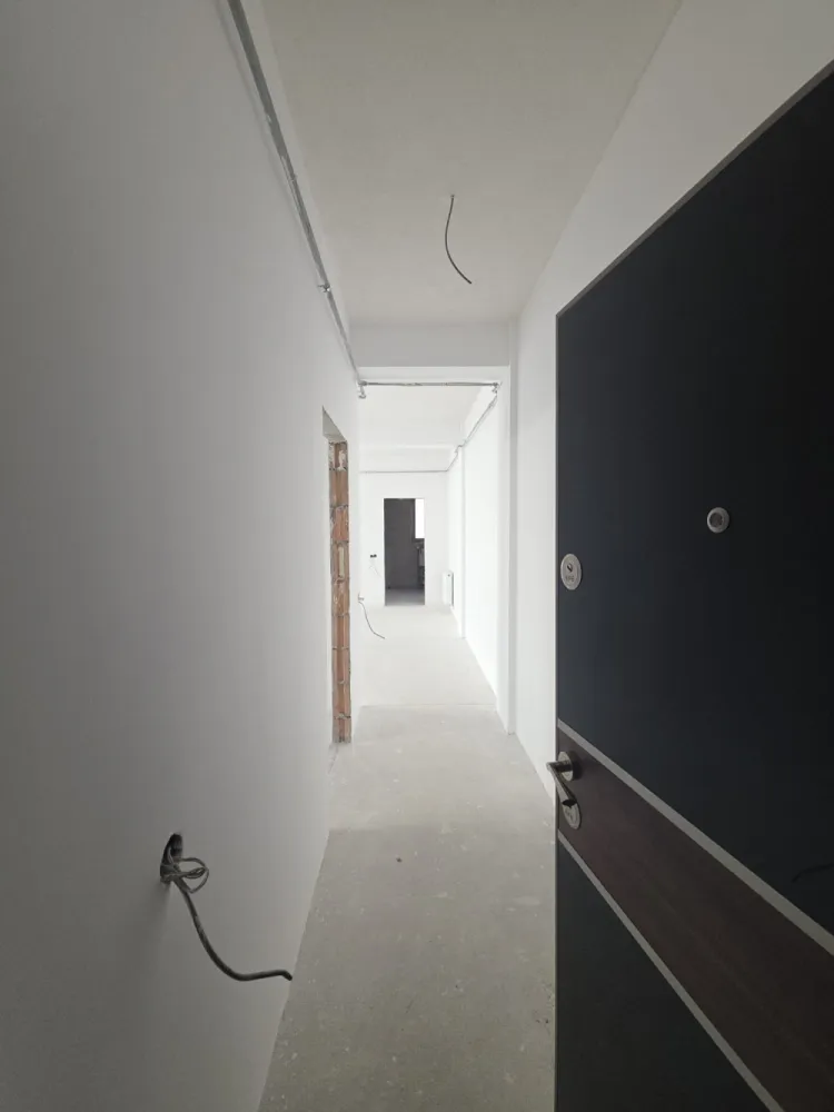 AP 2 CAM SPATIOS, LUMINOS, INTABULAT SI IN SUPER ZONA - Intabulat disponibil imediat, imobil locuit!DETALII SI VIZIONARI : 076 700 5000Apartament 2 camere luminos si spatios – 66.2 mp utili &nbsp;+3.4 mp balcon GenerosSituat intr-o zona de interes ridicat, langa bvd Vasile Milea si Kaufland Selimbar, mall shopping city, lidl, zone de interes si 2km pana in centrul orasului Sibiu !✅ Preț excelent: 110.000 €&nbsp;✅️ COMISION 0%✅ 69.60 mp utili&nbsp;✅ Intabulat – actele pregătite pentru vânzare✅ 1 loc de parcare exterior INCLUS in pret✅ Mutare imediată✅ Cartier locuit, acces rapid la bulevard, mall shopping city, Kaufland, lidl,școli și grădinițe. }}