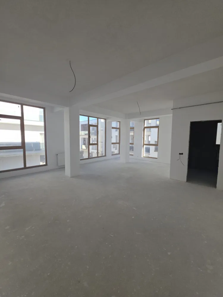 AP 2 CAM SPATIOS, LUMINOS, INTABULAT SI IN SUPER ZONA - Intabulat disponibil imediat, imobil locuit!DETALII SI VIZIONARI : 076 700 5000Apartament 2 camere luminos si spatios – 66.2 mp utili &nbsp;+3.4 mp balcon GenerosSituat intr-o zona de interes ridicat, langa bvd Vasile Milea si Kaufland Selimbar, mall shopping city, lidl, zone de interes si 2km pana in centrul orasului Sibiu !✅ Preț excelent: 110.000 €&nbsp;✅️ COMISION 0%✅ 69.60 mp utili&nbsp;✅ Intabulat – actele pregătite pentru vânzare✅ 1 loc de parcare exterior INCLUS in pret✅ Mutare imediată✅ Cartier locuit, acces rapid la bulevard, mall shopping city, Kaufland, lidl,școli și grădinițe. }}