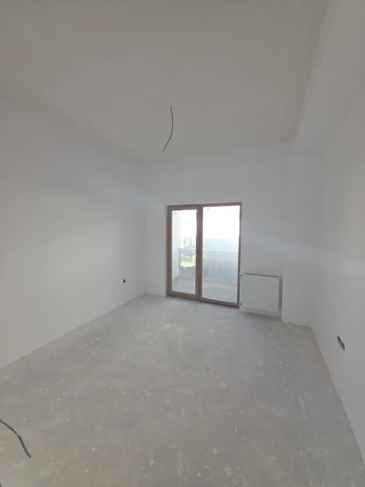 AP 2 CAM SPATIOS, LUMINOS, INTABULAT SI IN SUPER ZONA - Intabulat disponibil imediat, imobil locuit!DETALII SI VIZIONARI : 076 700 5000Apartament 2 camere luminos si spatios – 66.2 mp utili &nbsp;+3.4 mp balcon GenerosSituat intr-o zona de interes ridicat, langa bvd Vasile Milea si Kaufland Selimbar, mall shopping city, lidl, zone de interes si 2km pana in centrul orasului Sibiu !✅ Preț excelent: 110.000 €&nbsp;✅️ COMISION 0%✅ 69.60 mp utili&nbsp;✅ Intabulat – actele pregătite pentru vânzare✅ 1 loc de parcare exterior INCLUS in pret✅ Mutare imediată✅ Cartier locuit, acces rapid la bulevard, mall shopping city, Kaufland, lidl,școli și grădinițe. }}
