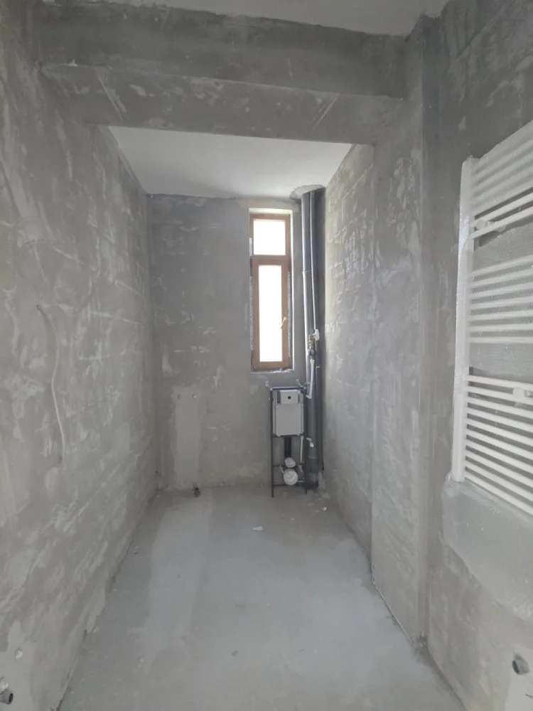 AP 2 CAM SPATIOS, LUMINOS, INTABULAT SI IN SUPER ZONA - Intabulat disponibil imediat, imobil locuit!DETALII SI VIZIONARI : 076 700 5000Apartament 2 camere luminos si spatios – 66.2 mp utili &nbsp;+3.4 mp balcon GenerosSituat intr-o zona de interes ridicat, langa bvd Vasile Milea si Kaufland Selimbar, mall shopping city, lidl, zone de interes si 2km pana in centrul orasului Sibiu !✅ Preț excelent: 110.000 €&nbsp;✅️ COMISION 0%✅ 69.60 mp utili&nbsp;✅ Intabulat – actele pregătite pentru vânzare✅ 1 loc de parcare exterior INCLUS in pret✅ Mutare imediată✅ Cartier locuit, acces rapid la bulevard, mall shopping city, Kaufland, lidl,școli și grădinițe. }}