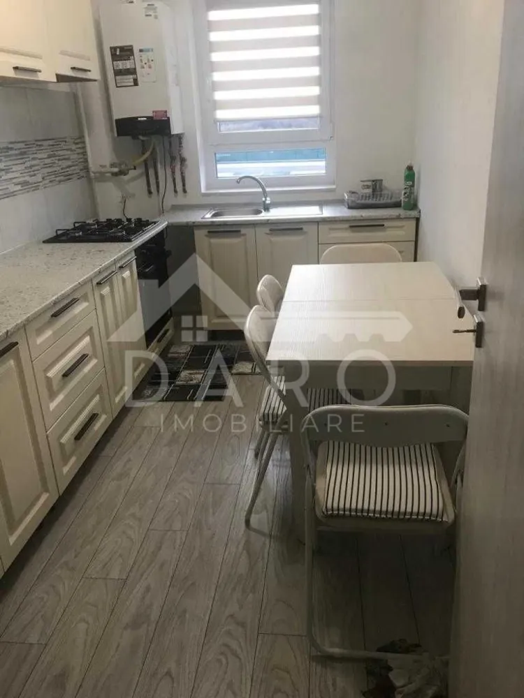 🏡 Apartament 2 camere de închiriat – Maurer | Bloc nou | Etaj 1 - 🏡 Apartament 2 camere de închiriat – Maurer | Bloc nou | Etaj 1 DARO IMOBILIARE oferă spre închiriere apartament modern cu 2 camere, situat în cartierul Maurer, într-un ansamblu rezidențial select, într-un bloc nou, la etajul 1. 📅 Disponibil din 1 aprilie ✔ închiriere pe termen lung ✔ loc de parcare propriu inclus ✔ boxă pentru depozitare Compartimentare: ✔ living spațios ✔ bucătărie ✔ dormitor ✔ hol ✔ baie ✔ dressing ✔ balcon deschis Dotări și utilități: ✔ mobilat complet – mobilier nou ✔ electrocasnice incluse ✔ finisaje de calitate ✔ lift în bloc ✔ videointerfon ✔ apartament luminos și spațios Avantaje: 📍 cartier Maurer – ansamblu rezidențial modern 📍 aproape de transport public 📍 magazine, piață, bănci și farmacii în apropiere 📍 școli și parc în zonă 📍 zonă foarte căutată și bine dezvoltată 💎 Un apartament modern și elegant, ideal pentru persoane care își doresc confort într-un complex rezidențial de calitate. 🤝 Proprietate promovată prin DARO Imobiliare 💳 Pentru achiziție, prin Kiwi Finance beneficiezi de: ✔ analiză GRATUITĂ a eligibilității ✔ acces la oferte de la peste 12 bănci ✔ negocierea dobânzii în favoarea ta ✔ suport complet până la semnarea contractului 📞 Detalii și vizionări: Coman Maria – DARO Imobiliare & Kiwi Finance 📱 0749 535 729 🔑 DARO Imobiliare – găsim proprietatea potrivită. 💳 Kiwi Finance – obținem creditul pentru a o cumpăra. }}