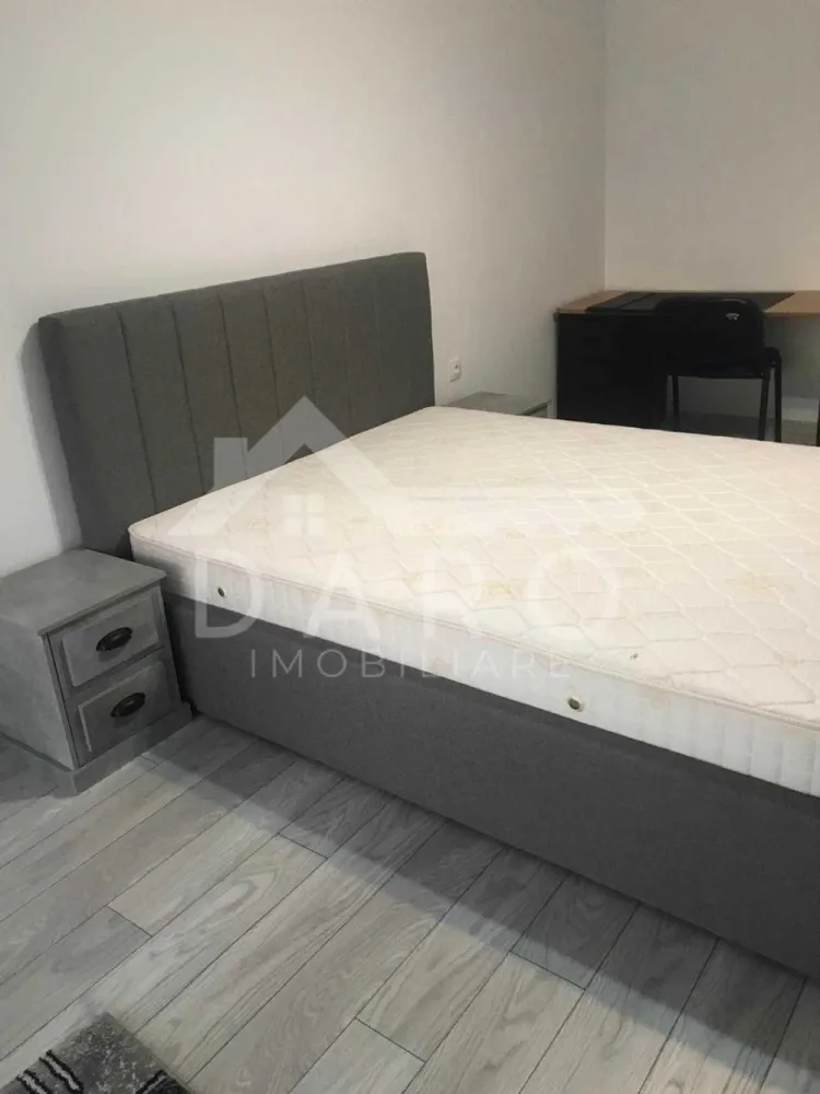 🏡 Apartament 2 camere de închiriat – Maurer | Bloc nou | Etaj 1 - 🏡 Apartament 2 camere de închiriat – Maurer | Bloc nou | Etaj 1 DARO IMOBILIARE oferă spre închiriere apartament modern cu 2 camere, situat în cartierul Maurer, într-un ansamblu rezidențial select, într-un bloc nou, la etajul 1. 📅 Disponibil din 1 aprilie ✔ închiriere pe termen lung ✔ loc de parcare propriu inclus ✔ boxă pentru depozitare Compartimentare: ✔ living spațios ✔ bucătărie ✔ dormitor ✔ hol ✔ baie ✔ dressing ✔ balcon deschis Dotări și utilități: ✔ mobilat complet – mobilier nou ✔ electrocasnice incluse ✔ finisaje de calitate ✔ lift în bloc ✔ videointerfon ✔ apartament luminos și spațios Avantaje: 📍 cartier Maurer – ansamblu rezidențial modern 📍 aproape de transport public 📍 magazine, piață, bănci și farmacii în apropiere 📍 școli și parc în zonă 📍 zonă foarte căutată și bine dezvoltată 💎 Un apartament modern și elegant, ideal pentru persoane care își doresc confort într-un complex rezidențial de calitate. 🤝 Proprietate promovată prin DARO Imobiliare 💳 Pentru achiziție, prin Kiwi Finance beneficiezi de: ✔ analiză GRATUITĂ a eligibilității ✔ acces la oferte de la peste 12 bănci ✔ negocierea dobânzii în favoarea ta ✔ suport complet până la semnarea contractului 📞 Detalii și vizionări: Coman Maria – DARO Imobiliare & Kiwi Finance 📱 0749 535 729 🔑 DARO Imobiliare – găsim proprietatea potrivită. 💳 Kiwi Finance – obținem creditul pentru a o cumpăra. }}