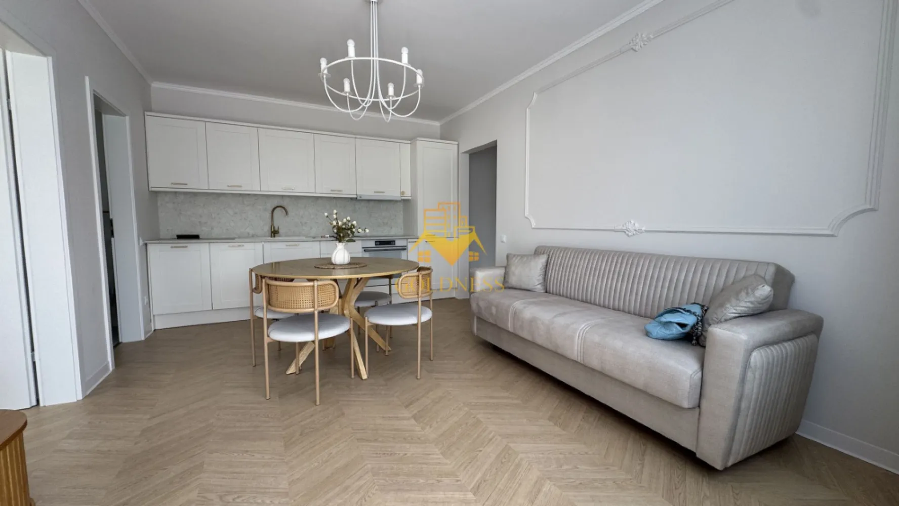 3 camere, Premium, bloc nou, parcare, bloc nou, Urusagului, Zona Profi - GOLDNESS Imobiliare vă propune spre închiriere un apartament cu 3 camere complet mobilat și utilat, la etajul 2 într-un imobil de 3 etaje, în Floresti.
Dispune de loc de parcare subterana inclusa in pret!
Se află în apropierea stațiilor de transport în comun, magazine, restaurante, spații verzi, farmacii, etc. 

Apartamentul este compartimentat astfel:
 - dormitor cu pat matrimonial, dressing, noptiere
 - dormitor care se mobileaza la cere
 - living cu bucatarie open space complet utilată și mobilată, canapea extensibilă, loc de servit masa 
 - baie cu cabina de dus, calorifer port prosop și dulap pentru depozitare.
 - balcon de 4 mp.

Imobilul este dotat cu toate cele necesare- centrală proprie, frigider, plita electrica, hotă, mașină de spălat haine, etc. 

Dacă sunteți interesați de acest apartament și doriți să îl vizionați, dar și pentru alte oferte nu ezitați să ne contactați telefonic sau prin e-mail. Vă stăm la dispoziție!

Pentru intermediere se percepe un comision de 50% din prețul chiriei!