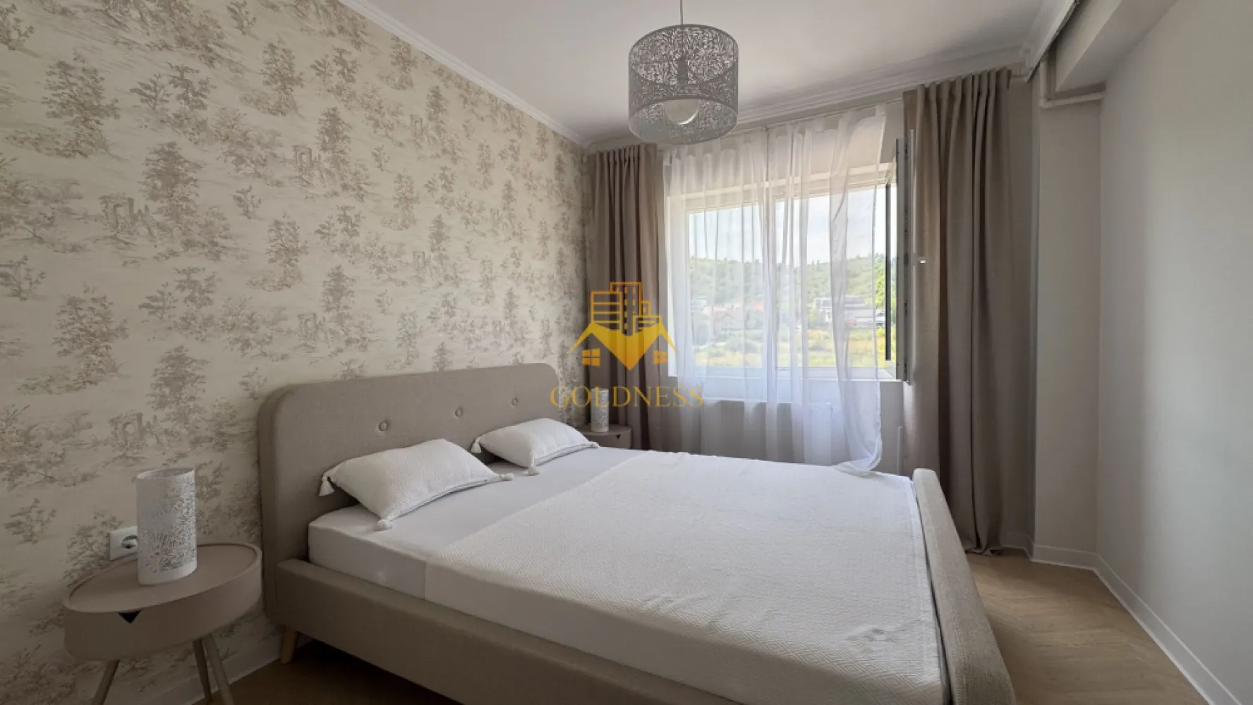 3 camere, Premium, bloc nou, parcare, bloc nou, Urusagului, Zona Profi - GOLDNESS Imobiliare vă propune spre închiriere un apartament cu 3 camere complet mobilat și utilat, la etajul 2 într-un imobil de 3 etaje, în Floresti.
Dispune de loc de parcare subterana inclusa in pret!
Se află în apropierea stațiilor de transport în comun, magazine, restaurante, spații verzi, farmacii, etc. 

Apartamentul este compartimentat astfel:
 - dormitor cu pat matrimonial, dressing, noptiere
 - dormitor care se mobileaza la cere
 - living cu bucatarie open space complet utilată și mobilată, canapea extensibilă, loc de servit masa 
 - baie cu cabina de dus, calorifer port prosop și dulap pentru depozitare.
 - balcon de 4 mp.

Imobilul este dotat cu toate cele necesare- centrală proprie, frigider, plita electrica, hotă, mașină de spălat haine, etc. 

Dacă sunteți interesați de acest apartament și doriți să îl vizionați, dar și pentru alte oferte nu ezitați să ne contactați telefonic sau prin e-mail. Vă stăm la dispoziție!

Pentru intermediere se percepe un comision de 50% din prețul chiriei!