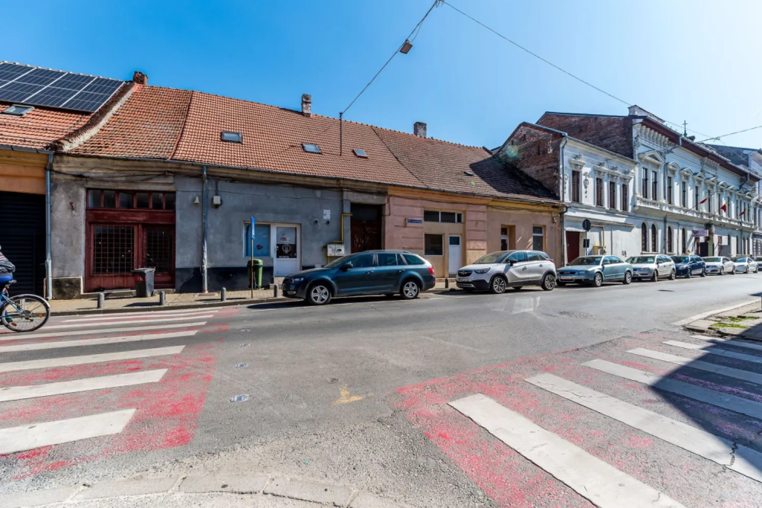 Locuință și Business pe Str. L. Blaga, Arad, Spațiu + Apartament - O proprietate rară în zona ultracentrală a Aradului, ideală pentru o familie tânără cu copil care își dorește să locuiască aproape de tot ce este important și, în același timp, să își dezvolte propriul business. Imobilul este situat pe strada L. Blaga, chiar vis-a-vis de Liceul Agricol, la doar 2 minute de Bulevardul Revoluției și de Teatrul Clasic Ioan Slavici, una dintre cele mai active și accesibile zone din oraș. Proprietatea este compusă din: Spațiu comercial la parter, cu intrare directă din stradă, perfect pentru activități comerciale sau servicii, plus un mic apartament cu o camnera, bucatarie si baie cu intrare din curte. Apartament la mansardă cu 2 dormitoare, ideal pentru locuit În total 5 camere, cu posibilitatea de organizare flexibilă. ✔ Localizare ultracentrală, într-o zonă cu trafic pietonal și acces rapid către toate punctele importante din oraș ✔ Flexibilitate în utilizare, poate fi folosită integral ca apartament sau separat: locuință + business ✔ Intrare din stradă pentru spațiul comercial, ideal pentru vizibilitate și acces clienți Ideal pentru activități precum: salon de înfrumusețare cabinet medical sau de nutriție birou sau cabinet profesional alte activități de servicii cu public Această proprietate îți permite să locuiești și să îți dezvolți afacerea în același loc, economisind timp și costuri și profitând de una dintre cele mai bune zone din Arad. Comision 0% pentru cumpărător. Pentru detalii și programarea unei vizionări: Andrei Caracioni – 0757 662 907 Cod proprietate: CP2958623 }}