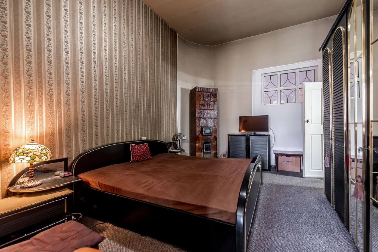 Locuință și Business pe Str. L. Blaga, Arad, Spațiu + Apartament - O proprietate rară în zona ultracentrală a Aradului, ideală pentru o familie tânără cu copil care își dorește să locuiască aproape de tot ce este important și, în același timp, să își dezvolte propriul business. Imobilul este situat pe strada L. Blaga, chiar vis-a-vis de Liceul Agricol, la doar 2 minute de Bulevardul Revoluției și de Teatrul Clasic Ioan Slavici, una dintre cele mai active și accesibile zone din oraș. Proprietatea este compusă din: Spațiu comercial la parter, cu intrare directă din stradă, perfect pentru activități comerciale sau servicii, plus un mic apartament cu o camnera, bucatarie si baie cu intrare din curte. Apartament la mansardă cu 2 dormitoare, ideal pentru locuit În total 5 camere, cu posibilitatea de organizare flexibilă. ✔ Localizare ultracentrală, într-o zonă cu trafic pietonal și acces rapid către toate punctele importante din oraș ✔ Flexibilitate în utilizare, poate fi folosită integral ca apartament sau separat: locuință + business ✔ Intrare din stradă pentru spațiul comercial, ideal pentru vizibilitate și acces clienți Ideal pentru activități precum: salon de înfrumusețare cabinet medical sau de nutriție birou sau cabinet profesional alte activități de servicii cu public Această proprietate îți permite să locuiești și să îți dezvolți afacerea în același loc, economisind timp și costuri și profitând de una dintre cele mai bune zone din Arad. Comision 0% pentru cumpărător. Pentru detalii și programarea unei vizionări: Andrei Caracioni – 0757 662 907 Cod proprietate: CP2958623 }}