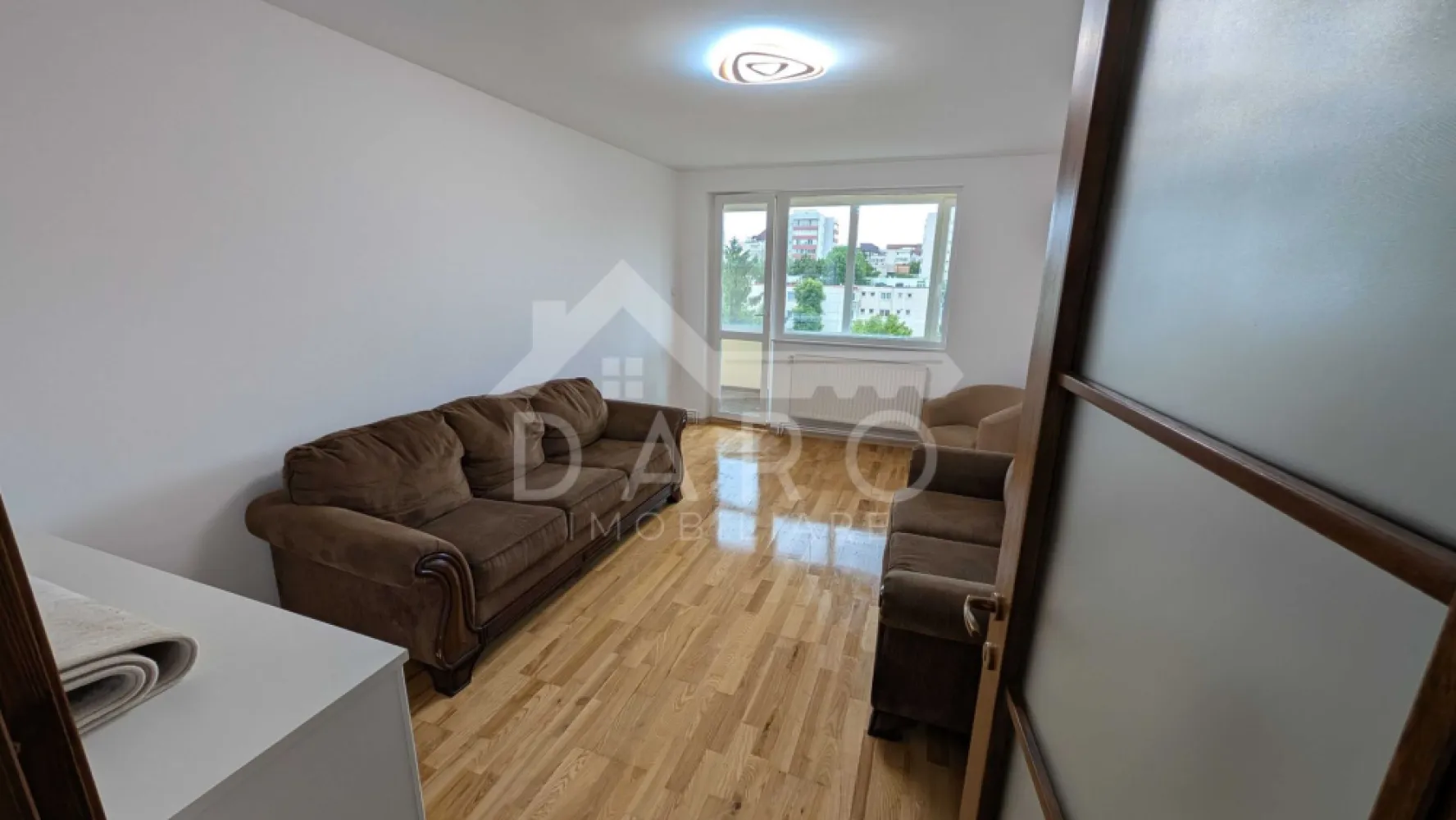 🏡 Apartament de închiriat – 3 camere decomandat - 🏡 Apartament de închiriat – 3 camere decomandat | Str. Bobâlna | Zona centrală | 490 €/lună Se oferă spre închiriere apartament decomandat cu 3 camere, situat în zona centrală, pe strada Bobâlna nr. 20, în blocul „Furnica” (zona Pocloș). Apartamentul este spațios, luminos și foarte bine poziționat, fiind ideal pentru familie sau cuplu. 💰 Chirie: 490 €/lună 🔒 Garanție: 400 € 📐 Suprafață: 65 mp 🏢 Etaj: 5 din 10 ✔ bloc cu lift nou și izolație exterioară ✔ balcon generos, închis Compartimentare: ✔ living ✔ 2 dormitoare ✔ bucătărie ✔ baie ✔ hol ✔ balcon mare închis Dotări și utilități: ✔ centrală termică proprie nouă ✔ încălzire cu calorifere ✔ mobilă nouă și de calitate ✔ parchet laminat ✔ mașină de spălat rufe ✔ combină frigorifică ✔ spații suficiente de depozitare Avantaje: 📍 zonă centrală – strada Bobâlna 📍 priveliște frumoasă asupra orașului 📍 la parter: magazin Darina și restaurant Darina 📍 aproape de parcuri, cabinete medicale și magazine 📍 aprozar de fructe și legume în apropiere 📍 stații de transport public la câteva minute 📍 zonă liniștită, foarte bine conectată Condiții: 📅 perioadă minimă de închiriere: 1 an 🚭 nu se acceptă fumători 🐾 nu se acceptă animale de companie 💎 Apartament spațios, luminos și bine întreținut, ideal pentru cei care doresc să locuiască într-o zonă centrală. 🤝 Proprietate promovată prin DARO Imobiliare 📞 Detalii și vizionări: Coman Maria – DARO Imobiliare 📱 0749 535 729 🔑 DARO Imobiliare – găsim proprietatea potrivită. }}
