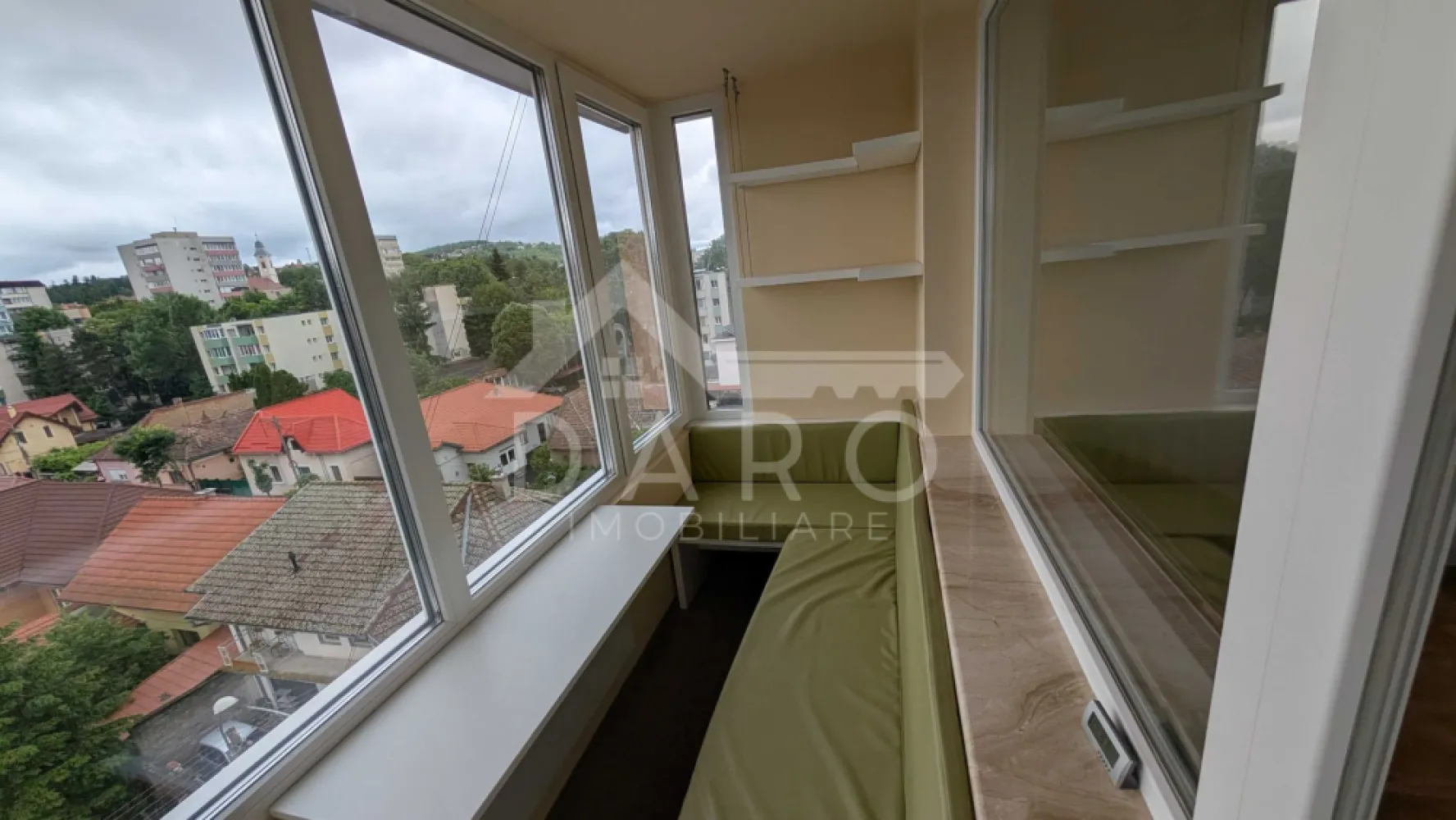 🏡 Apartament de închiriat – 3 camere decomandat - 🏡 Apartament de închiriat – 3 camere decomandat | Str. Bobâlna | Zona centrală | 490 €/lună Se oferă spre închiriere apartament decomandat cu 3 camere, situat în zona centrală, pe strada Bobâlna nr. 20, în blocul „Furnica” (zona Pocloș). Apartamentul este spațios, luminos și foarte bine poziționat, fiind ideal pentru familie sau cuplu. 💰 Chirie: 490 €/lună 🔒 Garanție: 400 € 📐 Suprafață: 65 mp 🏢 Etaj: 5 din 10 ✔ bloc cu lift nou și izolație exterioară ✔ balcon generos, închis Compartimentare: ✔ living ✔ 2 dormitoare ✔ bucătărie ✔ baie ✔ hol ✔ balcon mare închis Dotări și utilități: ✔ centrală termică proprie nouă ✔ încălzire cu calorifere ✔ mobilă nouă și de calitate ✔ parchet laminat ✔ mașină de spălat rufe ✔ combină frigorifică ✔ spații suficiente de depozitare Avantaje: 📍 zonă centrală – strada Bobâlna 📍 priveliște frumoasă asupra orașului 📍 la parter: magazin Darina și restaurant Darina 📍 aproape de parcuri, cabinete medicale și magazine 📍 aprozar de fructe și legume în apropiere 📍 stații de transport public la câteva minute 📍 zonă liniștită, foarte bine conectată Condiții: 📅 perioadă minimă de închiriere: 1 an 🚭 nu se acceptă fumători 🐾 nu se acceptă animale de companie 💎 Apartament spațios, luminos și bine întreținut, ideal pentru cei care doresc să locuiască într-o zonă centrală. 🤝 Proprietate promovată prin DARO Imobiliare 📞 Detalii și vizionări: Coman Maria – DARO Imobiliare 📱 0749 535 729 🔑 DARO Imobiliare – găsim proprietatea potrivită. }}
