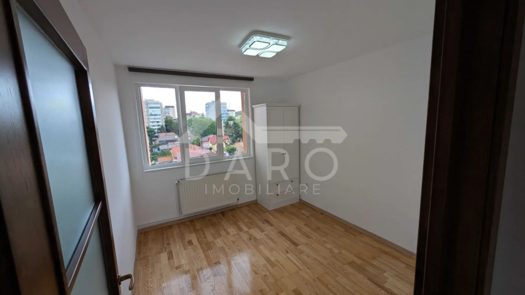 🏡 Apartament de închiriat – 3 camere decomandat - 🏡 Apartament de închiriat – 3 camere decomandat | Str. Bobâlna | Zona centrală | 490 €/lună Se oferă spre închiriere apartament decomandat cu 3 camere, situat în zona centrală, pe strada Bobâlna nr. 20, în blocul „Furnica” (zona Pocloș). Apartamentul este spațios, luminos și foarte bine poziționat, fiind ideal pentru familie sau cuplu. 💰 Chirie: 490 €/lună 🔒 Garanție: 400 € 📐 Suprafață: 65 mp 🏢 Etaj: 5 din 10 ✔ bloc cu lift nou și izolație exterioară ✔ balcon generos, închis Compartimentare: ✔ living ✔ 2 dormitoare ✔ bucătărie ✔ baie ✔ hol ✔ balcon mare închis Dotări și utilități: ✔ centrală termică proprie nouă ✔ încălzire cu calorifere ✔ mobilă nouă și de calitate ✔ parchet laminat ✔ mașină de spălat rufe ✔ combină frigorifică ✔ spații suficiente de depozitare Avantaje: 📍 zonă centrală – strada Bobâlna 📍 priveliște frumoasă asupra orașului 📍 la parter: magazin Darina și restaurant Darina 📍 aproape de parcuri, cabinete medicale și magazine 📍 aprozar de fructe și legume în apropiere 📍 stații de transport public la câteva minute 📍 zonă liniștită, foarte bine conectată Condiții: 📅 perioadă minimă de închiriere: 1 an 🚭 nu se acceptă fumători 🐾 nu se acceptă animale de companie 💎 Apartament spațios, luminos și bine întreținut, ideal pentru cei care doresc să locuiască într-o zonă centrală. 🤝 Proprietate promovată prin DARO Imobiliare 📞 Detalii și vizionări: Coman Maria – DARO Imobiliare 📱 0749 535 729 🔑 DARO Imobiliare – găsim proprietatea potrivită. }}