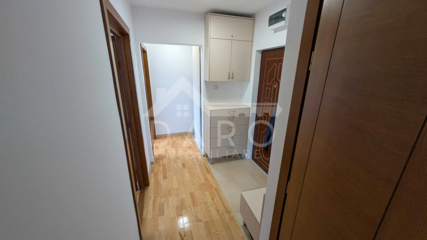 🏡 Apartament de închiriat – 3 camere decomandat - 🏡 Apartament de închiriat – 3 camere decomandat | Str. Bobâlna | Zona centrală | 490 €/lună Se oferă spre închiriere apartament decomandat cu 3 camere, situat în zona centrală, pe strada Bobâlna nr. 20, în blocul „Furnica” (zona Pocloș). Apartamentul este spațios, luminos și foarte bine poziționat, fiind ideal pentru familie sau cuplu. 💰 Chirie: 490 €/lună 🔒 Garanție: 400 € 📐 Suprafață: 65 mp 🏢 Etaj: 5 din 10 ✔ bloc cu lift nou și izolație exterioară ✔ balcon generos, închis Compartimentare: ✔ living ✔ 2 dormitoare ✔ bucătărie ✔ baie ✔ hol ✔ balcon mare închis Dotări și utilități: ✔ centrală termică proprie nouă ✔ încălzire cu calorifere ✔ mobilă nouă și de calitate ✔ parchet laminat ✔ mașină de spălat rufe ✔ combină frigorifică ✔ spații suficiente de depozitare Avantaje: 📍 zonă centrală – strada Bobâlna 📍 priveliște frumoasă asupra orașului 📍 la parter: magazin Darina și restaurant Darina 📍 aproape de parcuri, cabinete medicale și magazine 📍 aprozar de fructe și legume în apropiere 📍 stații de transport public la câteva minute 📍 zonă liniștită, foarte bine conectată Condiții: 📅 perioadă minimă de închiriere: 1 an 🚭 nu se acceptă fumători 🐾 nu se acceptă animale de companie 💎 Apartament spațios, luminos și bine întreținut, ideal pentru cei care doresc să locuiască într-o zonă centrală. 🤝 Proprietate promovată prin DARO Imobiliare 📞 Detalii și vizionări: Coman Maria – DARO Imobiliare 📱 0749 535 729 🔑 DARO Imobiliare – găsim proprietatea potrivită. }}