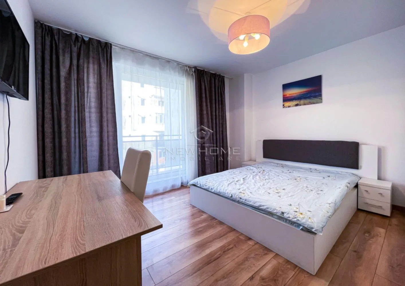 Apartament de inchiriat 2 camere decomandat zona Iulius Mall - NewHOME Imobiliare ofera spre inchiriere un apartament modern cu 2 camere decomandat, situat in cartierul Gheorgheni in ansamblul rezidential VENUS. Apartamentul este amplasat la etaj intermediar intr un imobil construit in 2018, Beneficiaza de spatii verzi, loc de joaca pentru copii, supraveghere video. Suprafata utila 60 mp + 2 balcoane 5 mp fiecare. Compus din: hol, living, bucatarie, dormitor, baie. Pentru confortul Dvs. se inchiriaza complet mobilat si utilat, dotat cu centrala termica proprie. Posibilitate loc de PARCARE subteran preț 200 lei/luna. De asemenea se poate accesa terasa verde generoasa de pe bloc, care ofera o priveliste superba deasupra orasului. Avand in vedere poziția si avantajele zonei este una de interes maxim, fiind in apropiere de Iulius Mall, Business centre, facultatea FSEGA, Iulius Park, etc. Pentru mai multe informatii sau pentru a programa o vizionare nu ezitati sa ne contactati.