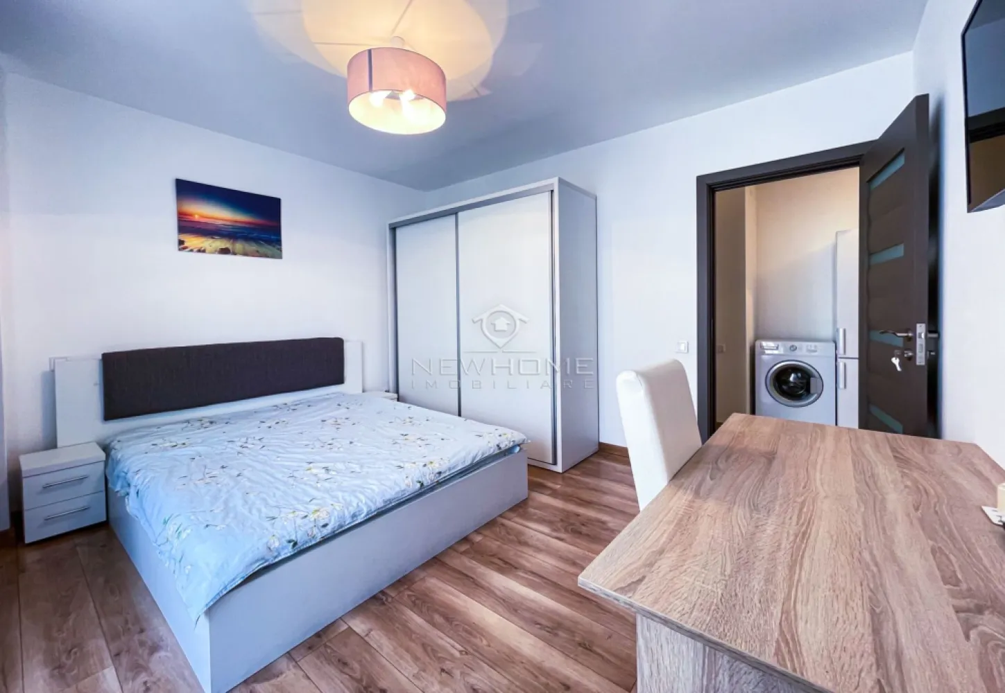 Apartament de inchiriat 2 camere decomandat zona Iulius Mall - NewHOME Imobiliare ofera spre inchiriere un apartament modern cu 2 camere decomandat, situat in cartierul Gheorgheni in ansamblul rezidential VENUS. Apartamentul este amplasat la etaj intermediar intr un imobil construit in 2018, Beneficiaza de spatii verzi, loc de joaca pentru copii, supraveghere video. Suprafata utila 60 mp + 2 balcoane 5 mp fiecare. Compus din: hol, living, bucatarie, dormitor, baie. Pentru confortul Dvs. se inchiriaza complet mobilat si utilat, dotat cu centrala termica proprie. Posibilitate loc de PARCARE subteran preț 200 lei/luna. De asemenea se poate accesa terasa verde generoasa de pe bloc, care ofera o priveliste superba deasupra orasului. Avand in vedere poziția si avantajele zonei este una de interes maxim, fiind in apropiere de Iulius Mall, Business centre, facultatea FSEGA, Iulius Park, etc. Pentru mai multe informatii sau pentru a programa o vizionare nu ezitati sa ne contactati.