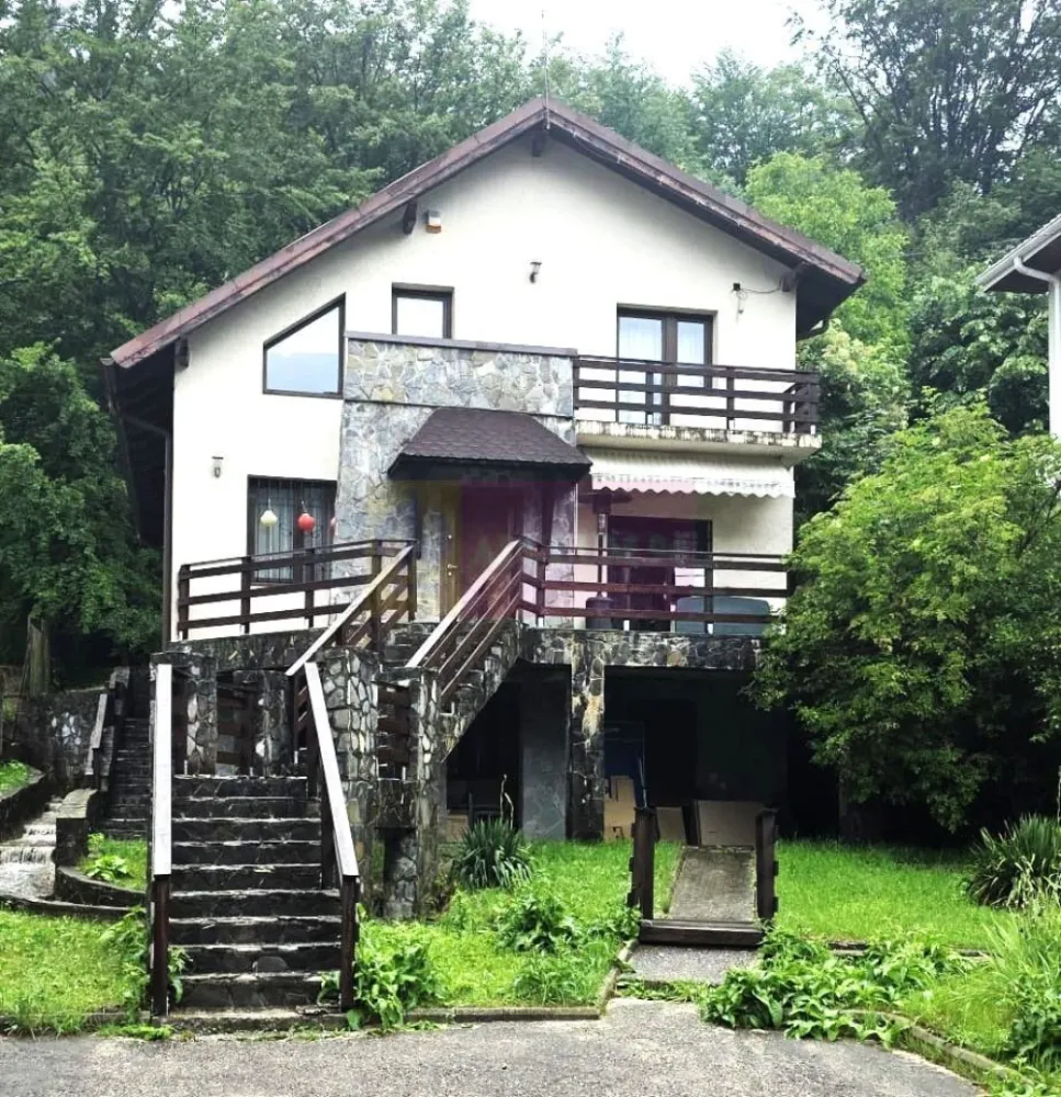 Vila in Sinaia cu parau in curte si view superb - Vilă deosebită de vânzare în Sinaia – pârâu cu apă de munte în curte și panoramă spectaculoasă către Munții Baiului

Există proprietăți frumoase și există proprietăți cu adevărat speciale. Această vilă, construită în anul 2008, face parte din cea de-a doua categorie, oferind un cadru rar întâlnit în Sinaia: un pârâu cu apă limpede de munte care traversează curtea, transformând fiecare zi într-o experiență de relaxare în mijlocul naturii.

Amplasată pe un teren de 500 mp, într-o zonă liniștită, cu acces pe drum asfaltat, proprietatea se bucură de o priveliște superbă către Munții Baiului, oferind intimitate, liniște și aer curat.

Vila este construită pe structură din beton armat, cu zidărie din cărămidă, izolată termic cu termosistem, acoperită cu țiglă metalică și dotată cu tâmplărie PVC cu geam termopan, fiind realizată pentru confort și durabilitate.

În partea din spate a proprietății se află o grădină verde și intimă, amenajată cu spațiu pentru grătar, un mic foișor și o terasă ideală pentru petrecerea timpului în aer liber. Elementul care face această proprietate cu adevărat unică este însă pârâul cu apă de munte care traversează curtea, oferind un decor natural spectaculos și o atmosferă de vacanță pe tot parcursul anului.
Date tehnice

 Teren: 500 mp
 Suprafață construită desfășurată: 240 mp
 Suprafață utilă: 190 mp
 Amprentă la sol: 120 mp
 Regim de înălțime: Demisol + Parter + Etaj + Pod

Compartimentare

Demisol

 Cameră de depozitare
 Cameră tehnică (centrală termică și spațiu pentru mașina de spălat)
 Acces separat pentru fiecare încăpere

Parter

 Living spațios cu zonă generoasă de relaxare
 Dormitor
 Bucătărie
 Hol
 Baie
 Acces către terasa din spatele vilei
 Casa scării

Etaj

 3 dormitoare
 2 dormitoare cu balcon
 Baie

Proprietatea dispune de două terase, una în partea din față și una în partea din spate, fiecare oferind un spațiu perfect pentru relaxare și admirarea peisajului montan.
Parcare în curte pentru 2 autoturisme.

Vila se vinde complet mobilată și utilată, fiind pregătită pentru mutare imediată sau pentru exploatare în regim turistic.
Utilități

 Curent electric
 Gaz natural
 Apă
 Canalizare
 Internet
 Cablu TV

Dacă vă doriți o locuință care să ofere mai mult decât confort – un loc unde sunetul apei de munte, grădina intimă și panorama către Munții Baiului creează o atmosferă unică – această proprietate reprezintă una dintre cele mai interesante oportunități din Sinaia.

MERVANI IMOBILIARE
0729 935 536