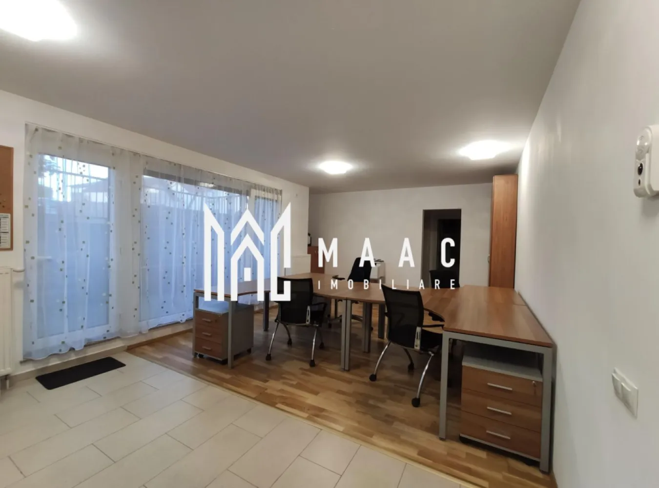 Spatiu comercial | 50 mpu | Terasa | Parter | Zona Centrala - MAAC Imobiliare vă propune spre inchiriere spațiu de birouri situat într-o zonă centrală din Sibiu, în imediata apropiere de Kaufland și cu vizibilitate excelentă dinspre Șoseaua Alba Iulia. Locație ideală pentru activități profesionale care necesită acces facil și prezență vizibilă. Spațiu de birouri are o suprafața de 50 mp, Ideal pentru: Firme de contabilitate, IT, arhitectură, avocatură, notariat, design sau alte servicii profesionale. Compartimentare: 2 camere spațioase și luminoase Chicinetă utilată Baie proprie cu geam de aerisire Facilități și avantaje: Acces direct din stradă, printr-o terasă generoasă Vizibilitate excelentă – perfect pentru branding și semnalistică Mobilat (la cerere) cu mobilier de birou și sală de ședințe Loc de parcare privat inclus în preț Zonă cu trafic pietonal și auto ridicat Spațiul este disponibil imediat. Garanție: echivalentul unei luni de chirie. Pentru mai multe detalii, precizati telefonic ca ati vazut anuntul ID: CP2742647 }}