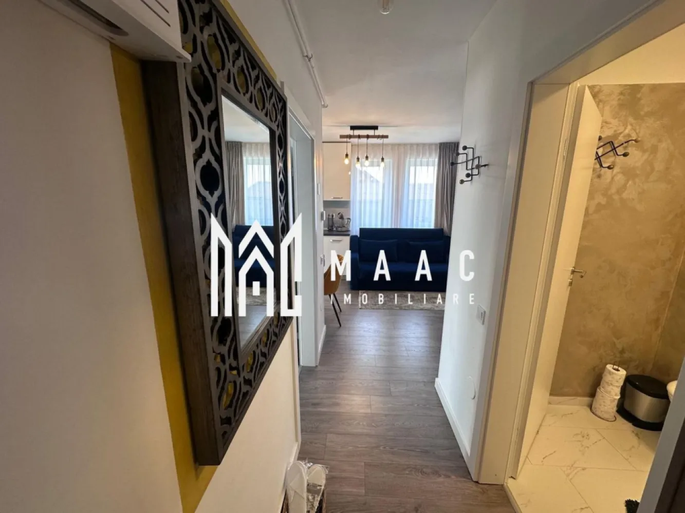 Apartament modern 2 camere | mobilat și utilat complet | încălzire în pardoseală - MAAC Imobiliare vă propune spre vânzare un apartament modern cu 2 camere, amenajat la standarde premium, ideal atât pentru locuință personală, cât și pentru investiție în regim hotelier sau pentru închiriere pe termen lung. Apartamentul este gândit pentru confort și funcționalitate, fiind o alegere excelentă pentru cei care își doresc o locuință modernă, dar și pentru investitori care caută o proprietate pregătită pentru introducerea imediată în circuitul de închiriere. Locuința se vinde complet mobilată și utilată, astfel încât viitorul proprietar se poate muta imediat sau poate începe rapid activitatea de închiriere. Bucătăria este complet echipată și dispune de plită electrică, frigider și toate electrocasnicele necesare utilizării zilnice. Designul interior este completat de mobilier modern, de calitate superioară, ales cu atenție pentru a oferi un ambient elegant și confortabil. Apartamentul beneficiază de dotări moderne care asigură un nivel ridicat de confort, precum încălzirea în pardoseală și aerul condiționat. De asemenea, fiecare cameră este dotată cu televizor, oferind un plus de funcționalitate și confort. Dotări și facilități: încălzire în pardoseală aer condiționat bucătărie complet utilată televizoare în fiecare cameră mobilier modern, de calitate superioară loc de parcare inclus Datorită dotărilor, finisajelor premium și faptului că se vinde complet mobilat și utilat, acest apartament reprezintă o oportunitate foarte bună atât pentru locuire, cât și pentru investiție. Pentru mai multe informații și programări la vizionare, vă rugăm să menționați ID anunț:CP2963542 }}