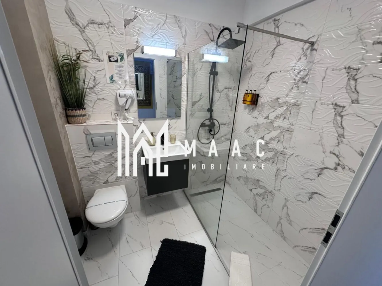 Apartament modern 2 camere | mobilat și utilat complet | încălzire în pardoseală - MAAC Imobiliare vă propune spre vânzare un apartament modern cu 2 camere, amenajat la standarde premium, ideal atât pentru locuință personală, cât și pentru investiție în regim hotelier sau pentru închiriere pe termen lung. Apartamentul este gândit pentru confort și funcționalitate, fiind o alegere excelentă pentru cei care își doresc o locuință modernă, dar și pentru investitori care caută o proprietate pregătită pentru introducerea imediată în circuitul de închiriere. Locuința se vinde complet mobilată și utilată, astfel încât viitorul proprietar se poate muta imediat sau poate începe rapid activitatea de închiriere. Bucătăria este complet echipată și dispune de plită electrică, frigider și toate electrocasnicele necesare utilizării zilnice. Designul interior este completat de mobilier modern, de calitate superioară, ales cu atenție pentru a oferi un ambient elegant și confortabil. Apartamentul beneficiază de dotări moderne care asigură un nivel ridicat de confort, precum încălzirea în pardoseală și aerul condiționat. De asemenea, fiecare cameră este dotată cu televizor, oferind un plus de funcționalitate și confort. Dotări și facilități: încălzire în pardoseală aer condiționat bucătărie complet utilată televizoare în fiecare cameră mobilier modern, de calitate superioară loc de parcare inclus Datorită dotărilor, finisajelor premium și faptului că se vinde complet mobilat și utilat, acest apartament reprezintă o oportunitate foarte bună atât pentru locuire, cât și pentru investiție. Pentru mai multe informații și programări la vizionare, vă rugăm să menționați ID anunț:CP2963542 }}