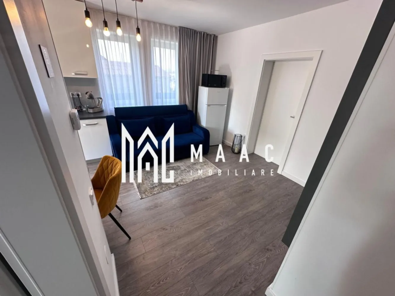 Apartament modern 2 camere | mobilat și utilat complet | încălzire în pardoseală - MAAC Imobiliare vă propune spre vânzare un apartament modern cu 2 camere, amenajat la standarde premium, ideal atât pentru locuință personală, cât și pentru investiție în regim hotelier sau pentru închiriere pe termen lung. Apartamentul este gândit pentru confort și funcționalitate, fiind o alegere excelentă pentru cei care își doresc o locuință modernă, dar și pentru investitori care caută o proprietate pregătită pentru introducerea imediată în circuitul de închiriere. Locuința se vinde complet mobilată și utilată, astfel încât viitorul proprietar se poate muta imediat sau poate începe rapid activitatea de închiriere. Bucătăria este complet echipată și dispune de plită electrică, frigider și toate electrocasnicele necesare utilizării zilnice. Designul interior este completat de mobilier modern, de calitate superioară, ales cu atenție pentru a oferi un ambient elegant și confortabil. Apartamentul beneficiază de dotări moderne care asigură un nivel ridicat de confort, precum încălzirea în pardoseală și aerul condiționat. De asemenea, fiecare cameră este dotată cu televizor, oferind un plus de funcționalitate și confort. Dotări și facilități: încălzire în pardoseală aer condiționat bucătărie complet utilată televizoare în fiecare cameră mobilier modern, de calitate superioară loc de parcare inclus Datorită dotărilor, finisajelor premium și faptului că se vinde complet mobilat și utilat, acest apartament reprezintă o oportunitate foarte bună atât pentru locuire, cât și pentru investiție. Pentru mai multe informații și programări la vizionare, vă rugăm să menționați ID anunț:CP2963542 }}