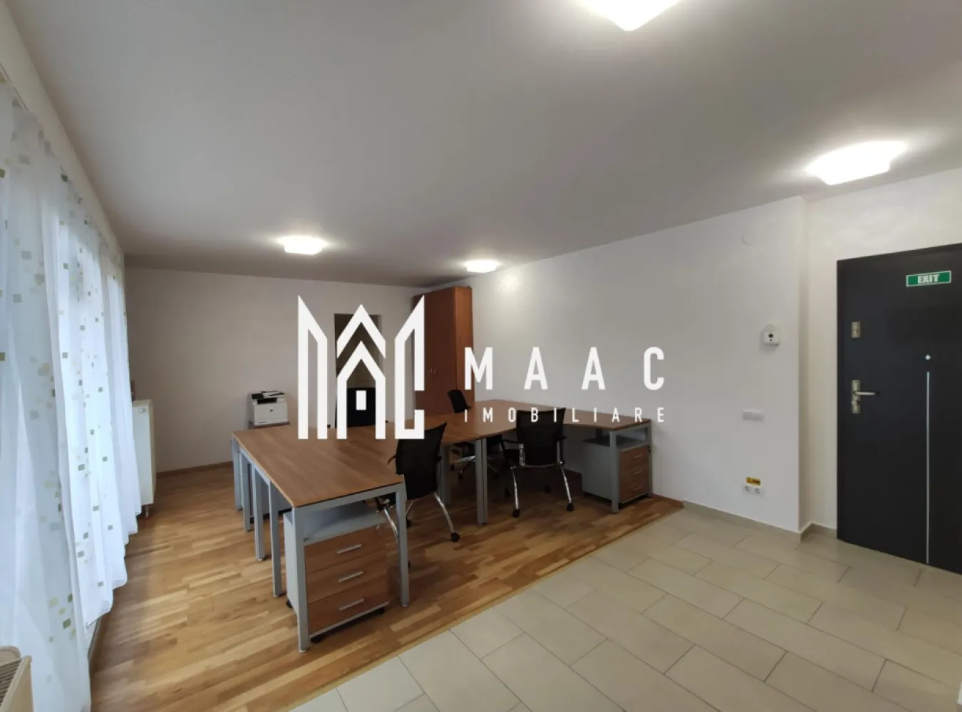 Spatiu comercial | 50 mpu | Terasa | Parter | Zona Centrala - MAAC Imobiliare vă propune spre inchiriere spațiu de birouri situat într-o zonă centrală din Sibiu, în imediata apropiere de Kaufland și cu vizibilitate excelentă dinspre Șoseaua Alba Iulia. Locație ideală pentru activități profesionale care necesită acces facil și prezență vizibilă. Spațiu de birouri are o suprafața de 50 mp, Ideal pentru: Firme de contabilitate, IT, arhitectură, avocatură, notariat, design sau alte servicii profesionale. Compartimentare: 2 camere spațioase și luminoase Chicinetă utilată Baie proprie cu geam de aerisire Facilități și avantaje: Acces direct din stradă, printr-o terasă generoasă Vizibilitate excelentă – perfect pentru branding și semnalistică Mobilat (la cerere) cu mobilier de birou și sală de ședințe Loc de parcare privat inclus în preț Zonă cu trafic pietonal și auto ridicat Spațiul este disponibil imediat. Garanție: echivalentul unei luni de chirie. Pentru mai multe detalii, precizati telefonic ca ati vazut anuntul ID: CP2742647 }}