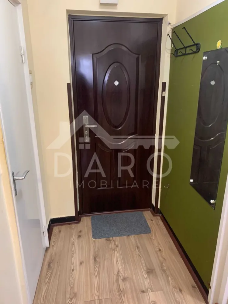 Apartament 2 camere zona Libertatii - 🏡 Apartament de vânzare – 2 camere | Str. Libertății | 82.000 € Se oferă spre vânzare apartament cu 2 camere, imediat ocupabil, situat pe strada Libertății nr. 107, vis-a-vis de piață, într-o zonă foarte bună, cu acces rapid la toate facilitățile. 💰 Preț: 82.000 € 📐 Suprafață utilă: 46,25 mp 🏢 Etaj: 3 din 10 ✔ apartament îngrijit, gata de mutare Compartimentare: ✔ living ✔ dormitor ✔ bucătărie ✔ baie renovată ✔ hol ✔ balcon închis cu termopan – 6 mp Dotări și utilități: ✔ centrală termică proprie ✔ geamuri termopan ✔ parchet laminat ✔ instalația de canalizare a tronsonului schimbată recent ✔ se vinde mobilat, conform fotografiilor Avantaje: 📍 vis-a-vis de piață 📍 aproape de magazine, farmacii și servicii 📍 stații de transport în comun în apropiere 📍 acces rapid către centrul orașului 📍 ideal pentru locuință sau investiție 💎 O oportunitate bună pentru cei care caută un apartament accesibil într-o zonă foarte bine poziționată. 🤝 Proprietate promovată prin DARO Imobiliare 💳 Pentru achiziție, prin Kiwi Finance beneficiezi de: ✔ analiză GRATUITĂ a eligibilității ✔ acces la oferte de la peste 12 bănci ✔ negocierea dobânzii în favoarea ta ✔ suport complet până la semnarea contractului 📞 Detalii și vizionări: Coman Maria – DARO Imobiliare & Kiwi Finance 📱 0749 535 729 🔑 DARO Imobiliare – găsim proprietatea potrivită. 💳 Kiwi Finance – obținem creditul pentru a o cumpăra. }}