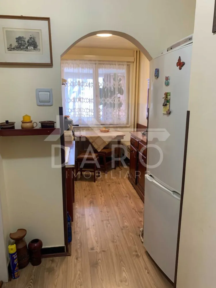 Apartament 2 camere zona Libertatii - 🏡 Apartament de vânzare – 2 camere | Str. Libertății | 82.000 € Se oferă spre vânzare apartament cu 2 camere, imediat ocupabil, situat pe strada Libertății nr. 107, vis-a-vis de piață, într-o zonă foarte bună, cu acces rapid la toate facilitățile. 💰 Preț: 82.000 € 📐 Suprafață utilă: 46,25 mp 🏢 Etaj: 3 din 10 ✔ apartament îngrijit, gata de mutare Compartimentare: ✔ living ✔ dormitor ✔ bucătărie ✔ baie renovată ✔ hol ✔ balcon închis cu termopan – 6 mp Dotări și utilități: ✔ centrală termică proprie ✔ geamuri termopan ✔ parchet laminat ✔ instalația de canalizare a tronsonului schimbată recent ✔ se vinde mobilat, conform fotografiilor Avantaje: 📍 vis-a-vis de piață 📍 aproape de magazine, farmacii și servicii 📍 stații de transport în comun în apropiere 📍 acces rapid către centrul orașului 📍 ideal pentru locuință sau investiție 💎 O oportunitate bună pentru cei care caută un apartament accesibil într-o zonă foarte bine poziționată. 🤝 Proprietate promovată prin DARO Imobiliare 💳 Pentru achiziție, prin Kiwi Finance beneficiezi de: ✔ analiză GRATUITĂ a eligibilității ✔ acces la oferte de la peste 12 bănci ✔ negocierea dobânzii în favoarea ta ✔ suport complet până la semnarea contractului 📞 Detalii și vizionări: Coman Maria – DARO Imobiliare & Kiwi Finance 📱 0749 535 729 🔑 DARO Imobiliare – găsim proprietatea potrivită. 💳 Kiwi Finance – obținem creditul pentru a o cumpăra. }}