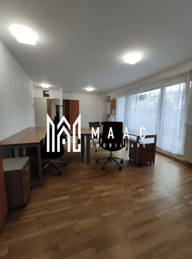 Spatiu comercial | 50 mpu | Terasa | Parter | Zona Centrala - MAAC Imobiliare vă propune spre inchiriere spațiu de birouri situat într-o zonă centrală din Sibiu, în imediata apropiere de Kaufland și cu vizibilitate excelentă dinspre Șoseaua Alba Iulia. Locație ideală pentru activități profesionale care necesită acces facil și prezență vizibilă. Spațiu de birouri are o suprafața de 50 mp, Ideal pentru: Firme de contabilitate, IT, arhitectură, avocatură, notariat, design sau alte servicii profesionale. Compartimentare: 2 camere spațioase și luminoase Chicinetă utilată Baie proprie cu geam de aerisire Facilități și avantaje: Acces direct din stradă, printr-o terasă generoasă Vizibilitate excelentă – perfect pentru branding și semnalistică Mobilat (la cerere) cu mobilier de birou și sală de ședințe Loc de parcare privat inclus în preț Zonă cu trafic pietonal și auto ridicat Spațiul este disponibil imediat. Garanție: echivalentul unei luni de chirie. Pentru mai multe detalii, precizati telefonic ca ati vazut anuntul ID: CP2742647 }}