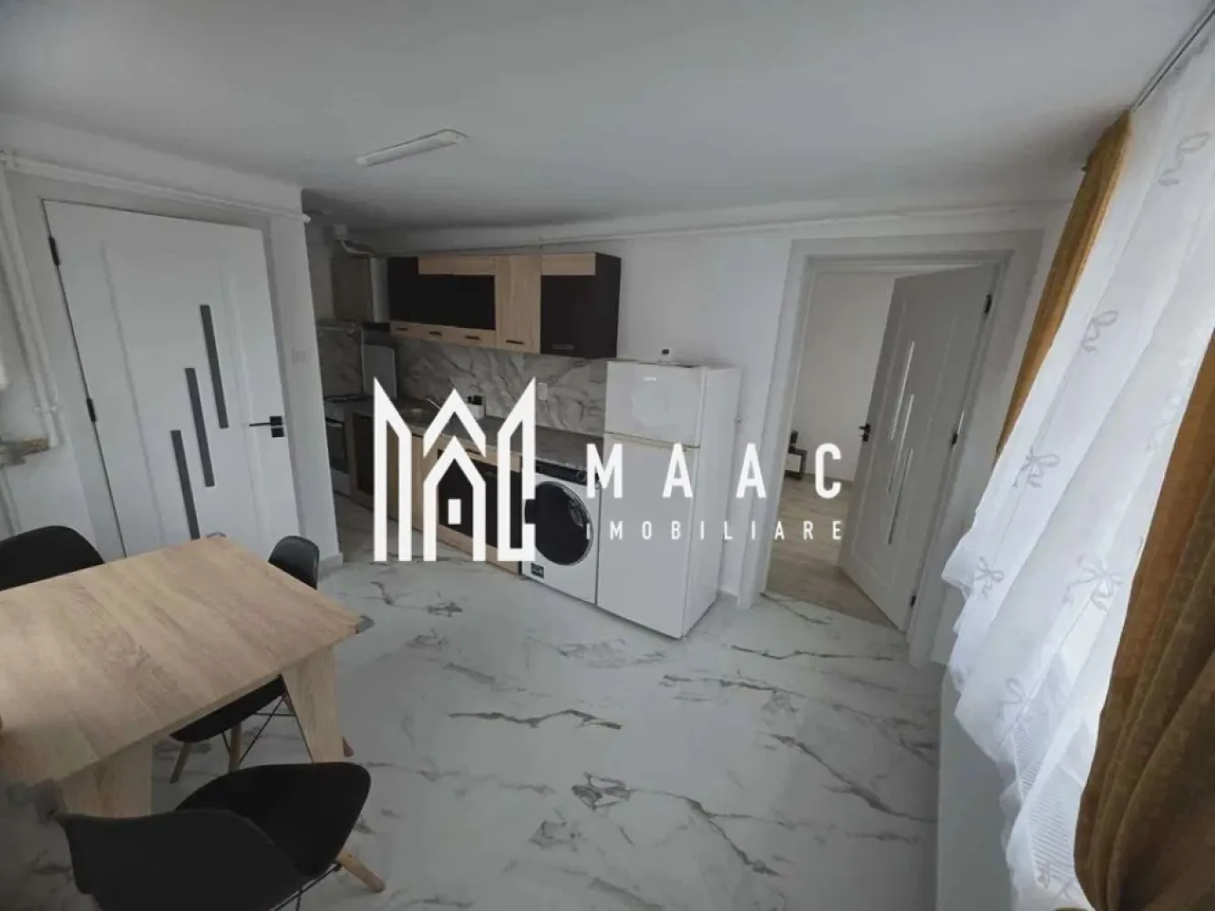 Apartament 1 Camera I Renovat I Curte I Strand - MAAC Imobiliare vă propune spre închiriere un apartament cu suprafața de 32 mp, situat la parterul unei case din cartierul Ștrand, una dintre zonele apreciate ale orașului Sibiu datorită atmosferei liniștite și accesului facil către punctele de interes urbane. Proprietatea reprezintă o opțiune practică pentru persoanele care caută o locuință compactă, bine organizată, într-un cartier verde și bine conectat la infrastructura orașului. Apartamentul este complet mobilat și utilat, fiind pregătit pentru mutare imediată. Locuința dispune de centrală termică proprie care asigură confort termic în sezonul rece, iar geamurile termopan contribuie la eficiența energetică și la menținerea unui ambient liniștit în interior. Spațiul este organizat eficient pentru a oferi funcționalitate și confort în viața de zi cu zi. Compartimentarea apartamentului este realizată astfel: -dormitor confortabil -bucătărie separată -baie -hol Dotări și facilități: -mobilată și utilată -centrală termică proprie -geamuri termopan -mașină de spălat -frigider -aragaz Cartierul Ștrand este cunoscut pentru mediul său rezidențial liniștit, spațiile verzi și accesul rapid către principalele zone ale orașului. În apropiere se găsesc magazine, mijloace de transport în comun și parcuri, ceea ce face ca această locuință să fie potrivită pentru cei care doresc un echilibru între confort, accesibilitate și proximitatea față de centrul orașului Sibiu. Avantaje ale locației: -zonă liniștită și verde -aproape de magazine, transport public și parcuri -acces rapid către centrul din Sibiu Pentru informații suplimentare contactați MAAC Imobiliare și menționați numărul CP2958379 la telefon. }}