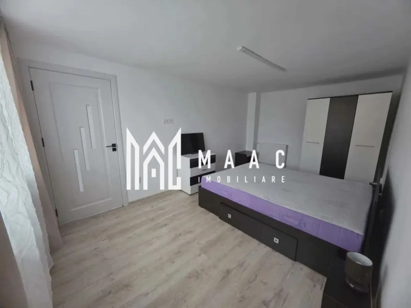 Apartament 1 Camera I Renovat I Curte I Strand - MAAC Imobiliare vă propune spre închiriere un apartament cu suprafața de 32 mp, situat la parterul unei case din cartierul Ștrand, una dintre zonele apreciate ale orașului Sibiu datorită atmosferei liniștite și accesului facil către punctele de interes urbane. Proprietatea reprezintă o opțiune practică pentru persoanele care caută o locuință compactă, bine organizată, într-un cartier verde și bine conectat la infrastructura orașului. Apartamentul este complet mobilat și utilat, fiind pregătit pentru mutare imediată. Locuința dispune de centrală termică proprie care asigură confort termic în sezonul rece, iar geamurile termopan contribuie la eficiența energetică și la menținerea unui ambient liniștit în interior. Spațiul este organizat eficient pentru a oferi funcționalitate și confort în viața de zi cu zi. Compartimentarea apartamentului este realizată astfel: -dormitor confortabil -bucătărie separată -baie -hol Dotări și facilități: -mobilată și utilată -centrală termică proprie -geamuri termopan -mașină de spălat -frigider -aragaz Cartierul Ștrand este cunoscut pentru mediul său rezidențial liniștit, spațiile verzi și accesul rapid către principalele zone ale orașului. În apropiere se găsesc magazine, mijloace de transport în comun și parcuri, ceea ce face ca această locuință să fie potrivită pentru cei care doresc un echilibru între confort, accesibilitate și proximitatea față de centrul orașului Sibiu. Avantaje ale locației: -zonă liniștită și verde -aproape de magazine, transport public și parcuri -acces rapid către centrul din Sibiu Pentru informații suplimentare contactați MAAC Imobiliare și menționați numărul CP2958379 la telefon. }}