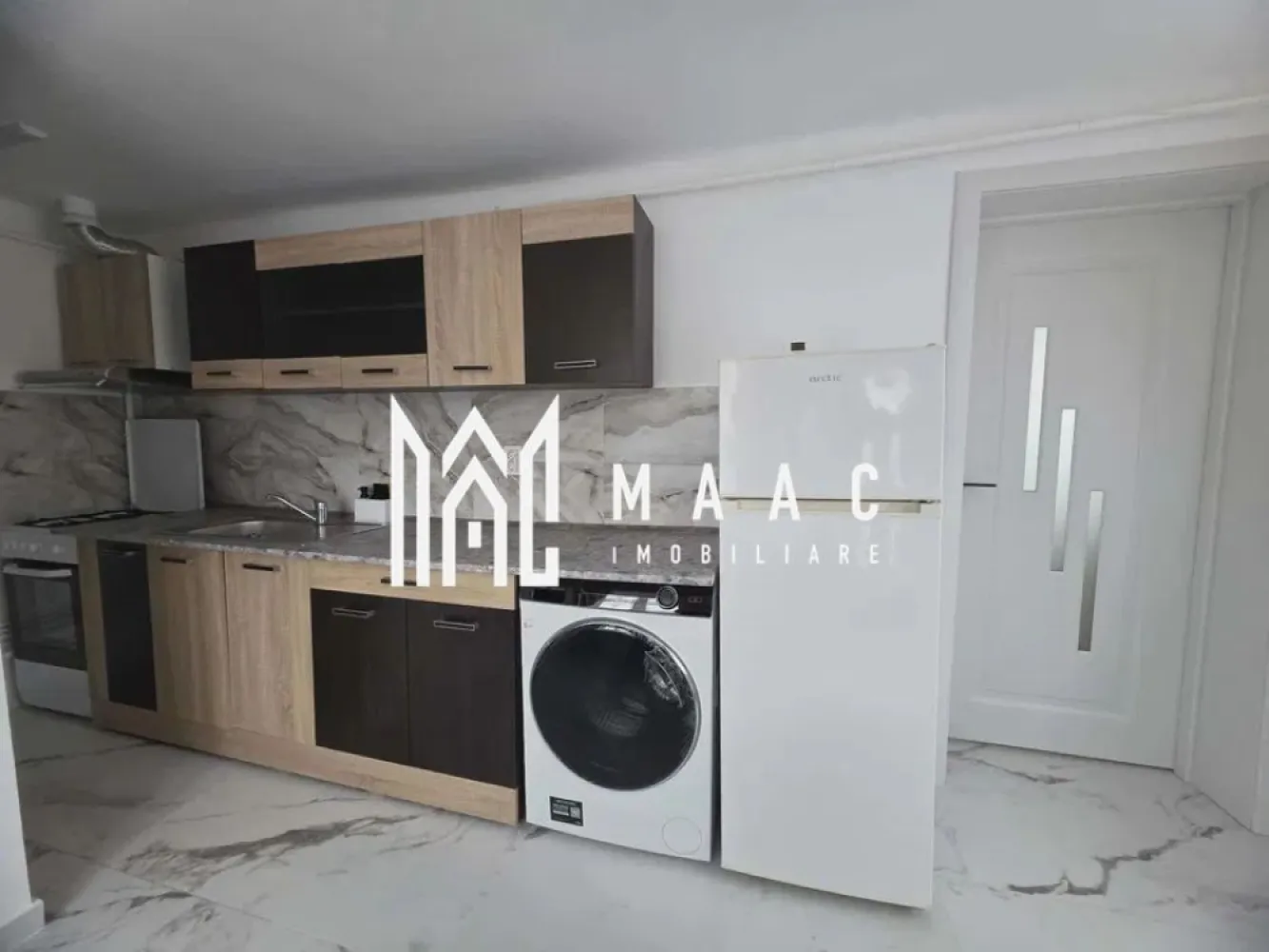 Apartament 1 Camera I Renovat I Curte I Strand - MAAC Imobiliare vă propune spre închiriere un apartament cu suprafața de 32 mp, situat la parterul unei case din cartierul Ștrand, una dintre zonele apreciate ale orașului Sibiu datorită atmosferei liniștite și accesului facil către punctele de interes urbane. Proprietatea reprezintă o opțiune practică pentru persoanele care caută o locuință compactă, bine organizată, într-un cartier verde și bine conectat la infrastructura orașului. Apartamentul este complet mobilat și utilat, fiind pregătit pentru mutare imediată. Locuința dispune de centrală termică proprie care asigură confort termic în sezonul rece, iar geamurile termopan contribuie la eficiența energetică și la menținerea unui ambient liniștit în interior. Spațiul este organizat eficient pentru a oferi funcționalitate și confort în viața de zi cu zi. Compartimentarea apartamentului este realizată astfel: -dormitor confortabil -bucătărie separată -baie -hol Dotări și facilități: -mobilată și utilată -centrală termică proprie -geamuri termopan -mașină de spălat -frigider -aragaz Cartierul Ștrand este cunoscut pentru mediul său rezidențial liniștit, spațiile verzi și accesul rapid către principalele zone ale orașului. În apropiere se găsesc magazine, mijloace de transport în comun și parcuri, ceea ce face ca această locuință să fie potrivită pentru cei care doresc un echilibru între confort, accesibilitate și proximitatea față de centrul orașului Sibiu. Avantaje ale locației: -zonă liniștită și verde -aproape de magazine, transport public și parcuri -acces rapid către centrul din Sibiu Pentru informații suplimentare contactați MAAC Imobiliare și menționați numărul CP2958379 la telefon. }}