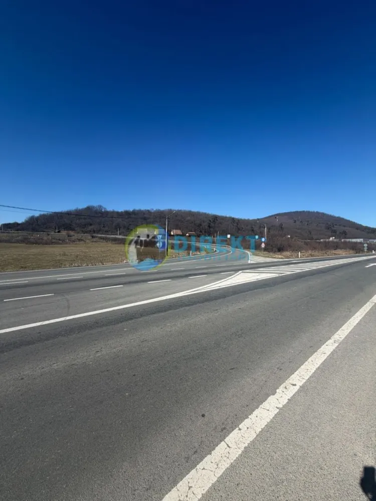 Teren intravilan, zoan Parcul Industrial Teraplast - Teren intravilan de vânzare – zonă industrială / investiție – Sărățel, jud. Bistrița-Năsăud Se oferă spre vânzare teren intravilan situat în localitatea Sărățel, comuna Șieu-Măgheruș, județul Bistrița-Năsăud, în apropierea Parcului Industrial Teraplast, cu destinație industrială / agroindustrială. Terenul este ideal pentru investiții, dezvoltări logistice, hale industriale, producție sau depozitare, fiind amplasat într-o zonă industrială în continuă dezvoltare. Date principale teren Suprafață: 9.236 mp Categorie: teren intravilan Proprietate: liberă de sarcini Front stradal: aprox. 96 m Utilități: curent electric și apă disponibile pe teren Terenul este amplasat într-o zonă cu funcțiune industrială și agricolă, conform reglementărilor urbanistice, fiind potrivit pentru multiple tipuri de dezvoltări economice. Indicatori urbanistici POT maxim: 80% (inclusiv alei, parcaje și platforme tehnologice) CUT maxim: 1.80 Regim de înălțime: P + 2E Înălțime maximă clădiri: 12 m Utilizări permise conform certificatului de urbanism activități industriale și agroindustriale depozite și logistică activități de producție servicii și comerț specifice zonelor industriale clădiri administrative / sedii de birouri unități alimentare publice de mici dimensiuni locuințe de serviciu Avantaje amplasare într-o zonă industrială în plină dezvoltare aproape de Parcul Industrial Teraplast teren construibil ideal pentru hale industriale, depozite sau logistică suprafață generoasă pentru proiecte investiționale acces facil la infrastructura zonei Alte informații Autorizarea construcțiilor se face conform regulamentului urbanistic și legislației în vigoare, cu respectarea retragerilor și condițiilor tehnice specifice zonei. ✔ Proprietatea poate fi parcelată la cererea clientului. }}