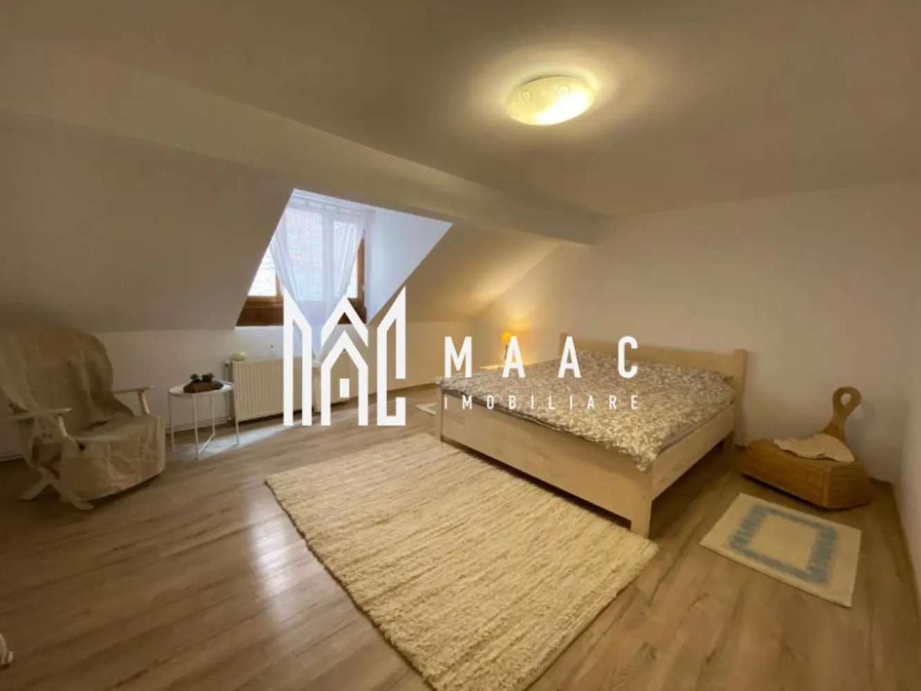 Apartament la casa I 3 camere I 82mpu I Orasul de Jos - Descriere: MAAC Imobiliare vă propune pentru închiriere un apartament la casă situat în Orașul de Jos, Sibiu. Compartimentat din: - Parter: Living spațios cu chicinetă și baie. - Mansardă: Zonă de relaxare, 2 dormitoare confortabile și baie. Scările interioare fac legătura între parter și mansardă. - Apartament mobilat și utilat, pregătit pentru închiriere pe termen mediu/lung. - Proprietarul nu acceptă animale de companie. - Apartamentul este spațios și oferă intimitate. - Situat într-o zonă mirifică, în apropierea punctelor de interes din Centrul Orașului. - Acces cu mașina până în fața proprietății, unde găsiți locuri de parcare gratuită. - Stații pentru transportul în comun în vecinătatea proprietății. Detalii suplimentare: - Valoarea chiriei inițiale plus garanția (în același cuantum) se achită odată cu semnarea contractului. Contactați-ne pentru a programa o vizionare și pentru a discuta detaliile acestei oferte imobiliare deosebite. Pentru mai multe informații specificați că ați văzut anunțul cu ID: CP2962825. }}
