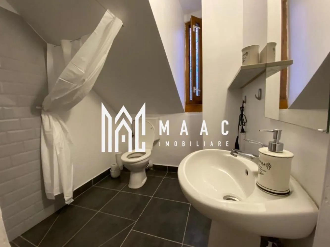Apartament la casa I 3 camere I 82mpu I Orasul de Jos - Descriere: MAAC Imobiliare vă propune pentru închiriere un apartament la casă situat în Orașul de Jos, Sibiu. Compartimentat din: - Parter: Living spațios cu chicinetă și baie. - Mansardă: Zonă de relaxare, 2 dormitoare confortabile și baie. Scările interioare fac legătura între parter și mansardă. - Apartament mobilat și utilat, pregătit pentru închiriere pe termen mediu/lung. - Proprietarul nu acceptă animale de companie. - Apartamentul este spațios și oferă intimitate. - Situat într-o zonă mirifică, în apropierea punctelor de interes din Centrul Orașului. - Acces cu mașina până în fața proprietății, unde găsiți locuri de parcare gratuită. - Stații pentru transportul în comun în vecinătatea proprietății. Detalii suplimentare: - Valoarea chiriei inițiale plus garanția (în același cuantum) se achită odată cu semnarea contractului. Contactați-ne pentru a programa o vizionare și pentru a discuta detaliile acestei oferte imobiliare deosebite. Pentru mai multe informații specificați că ați văzut anunțul cu ID: CP2962825. }}